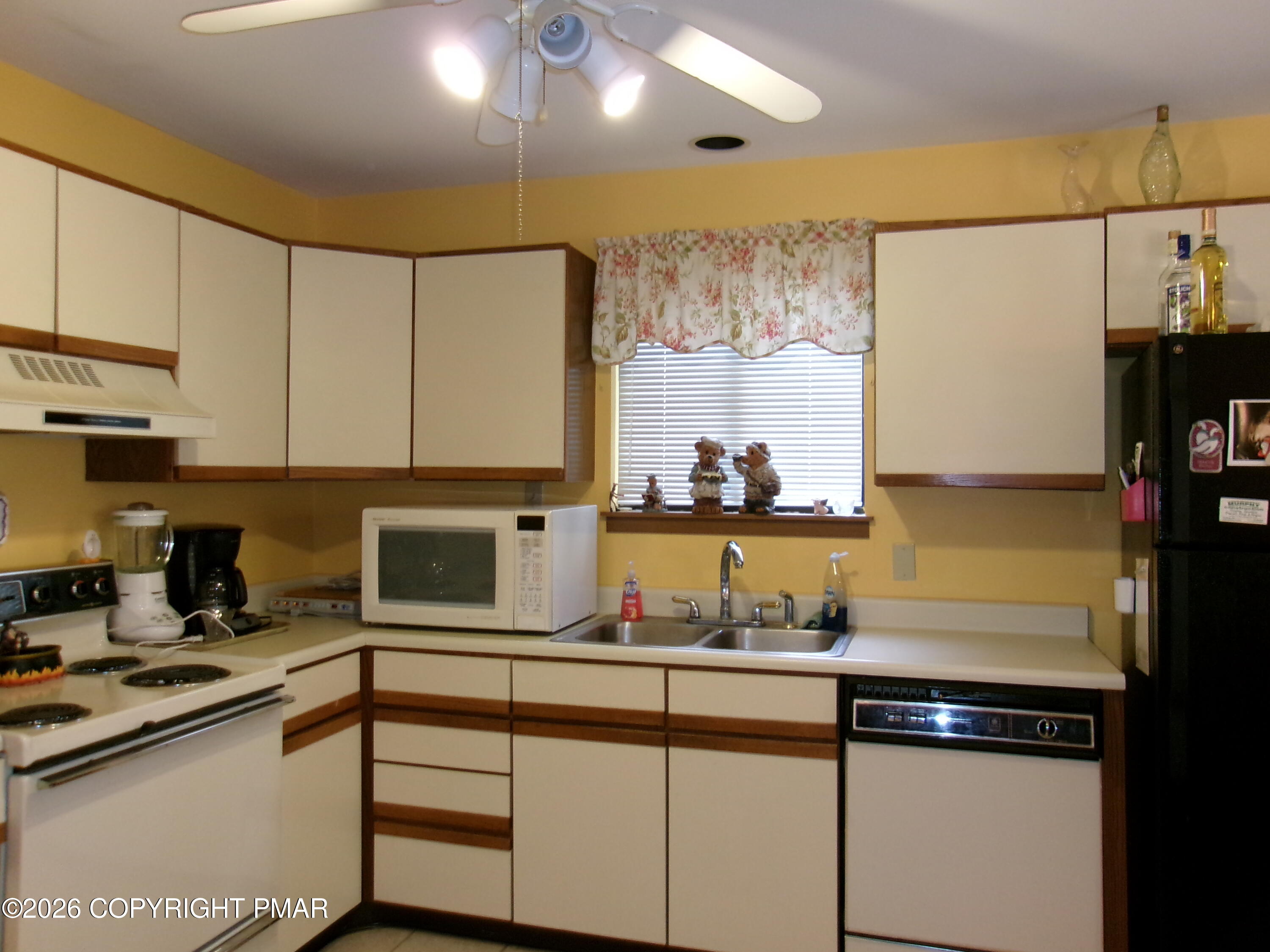 409 Tudor Court Property Photo 15