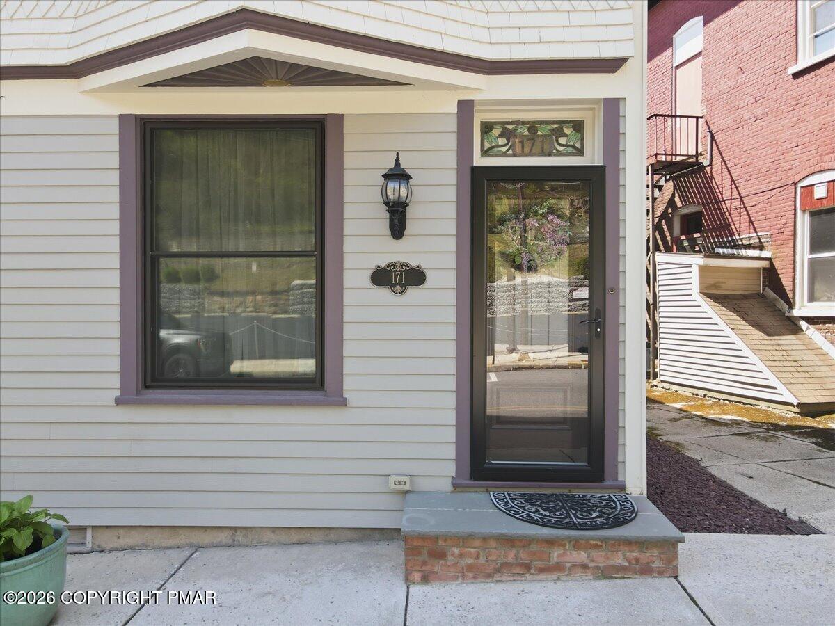 171 W Broadway Property Photo 3
