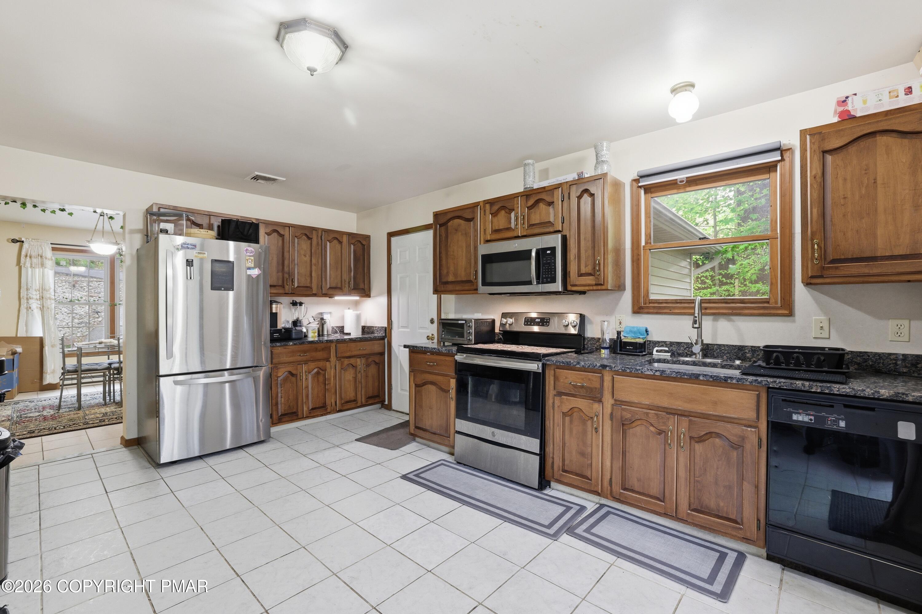 2327 Woodcrest Drive Property Photo 6