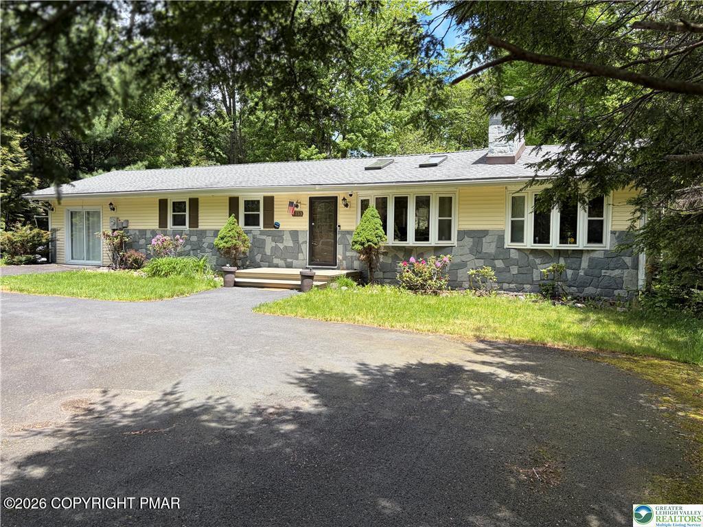 215 Larch Oval Property Photo 3
