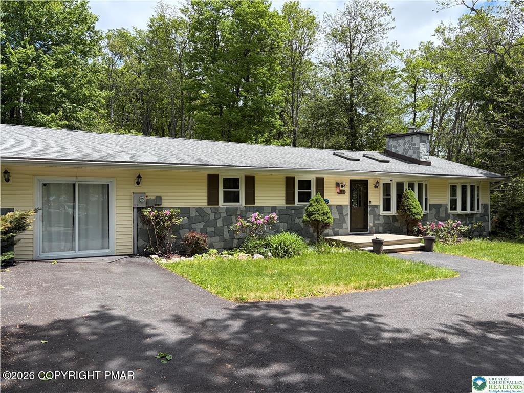 215 Larch Oval Property Photo 4