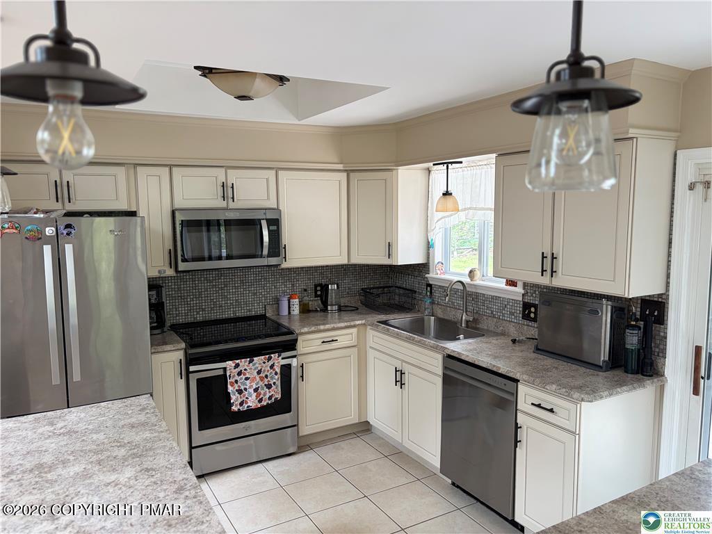 215 Larch Oval Property Photo 12
