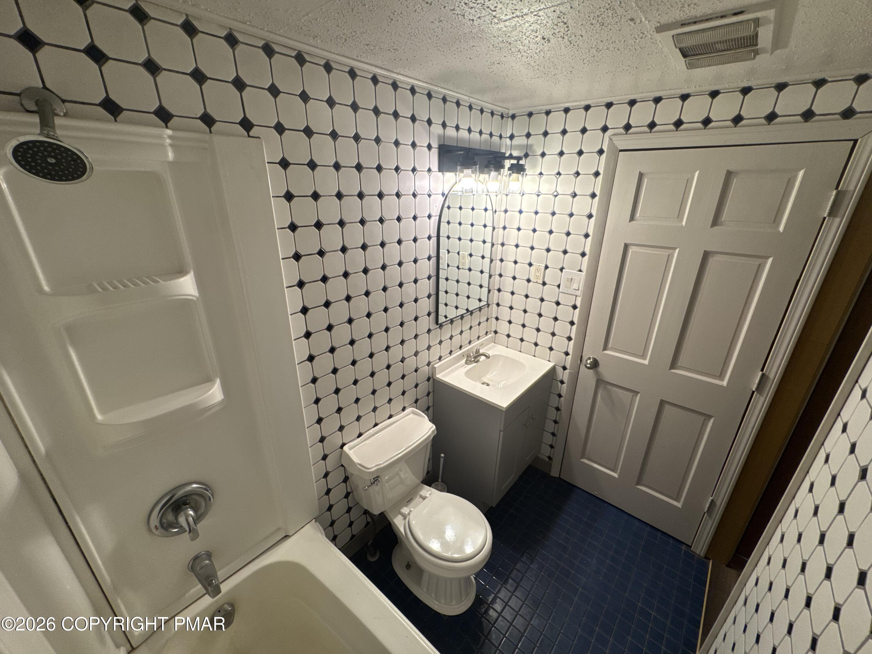 2117 Heathrow Lane Property Photo 4