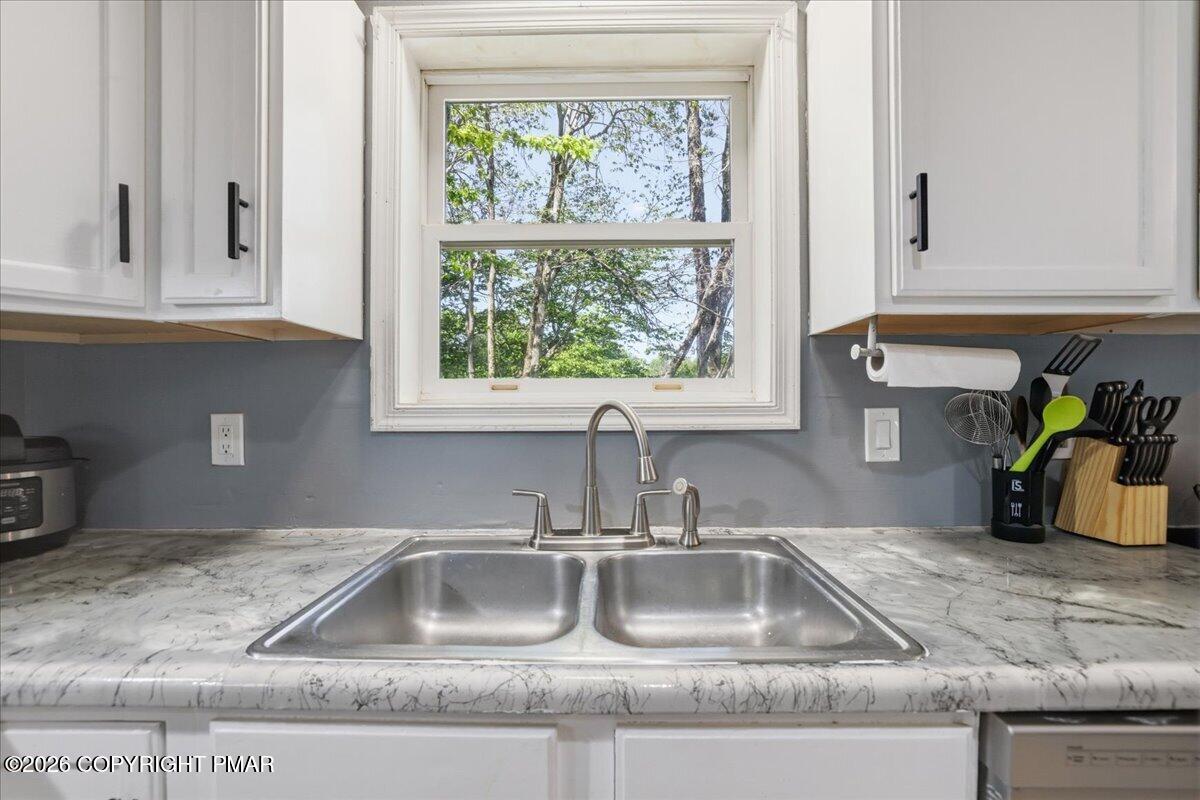 9807 Deerwood Drive Property Photo 7