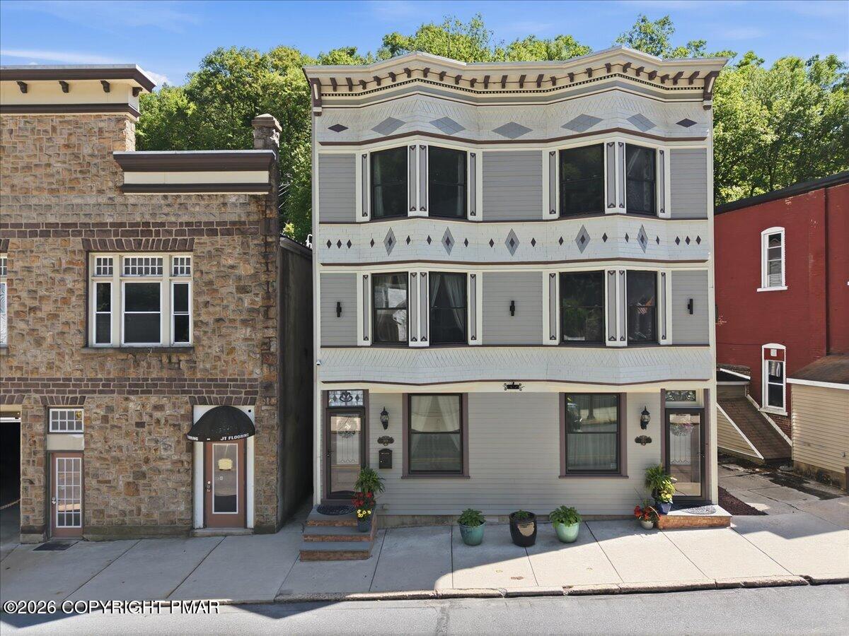 169 W Broadway Property Photo 2