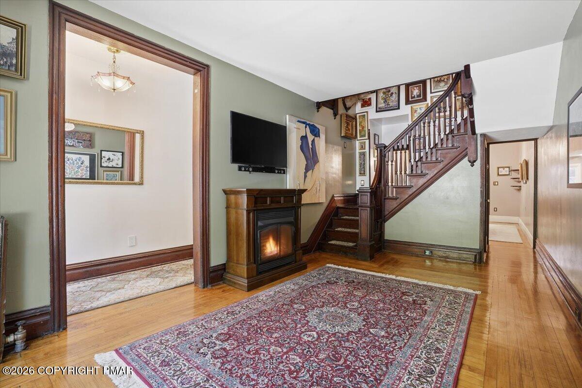 169 W Broadway Property Photo 4