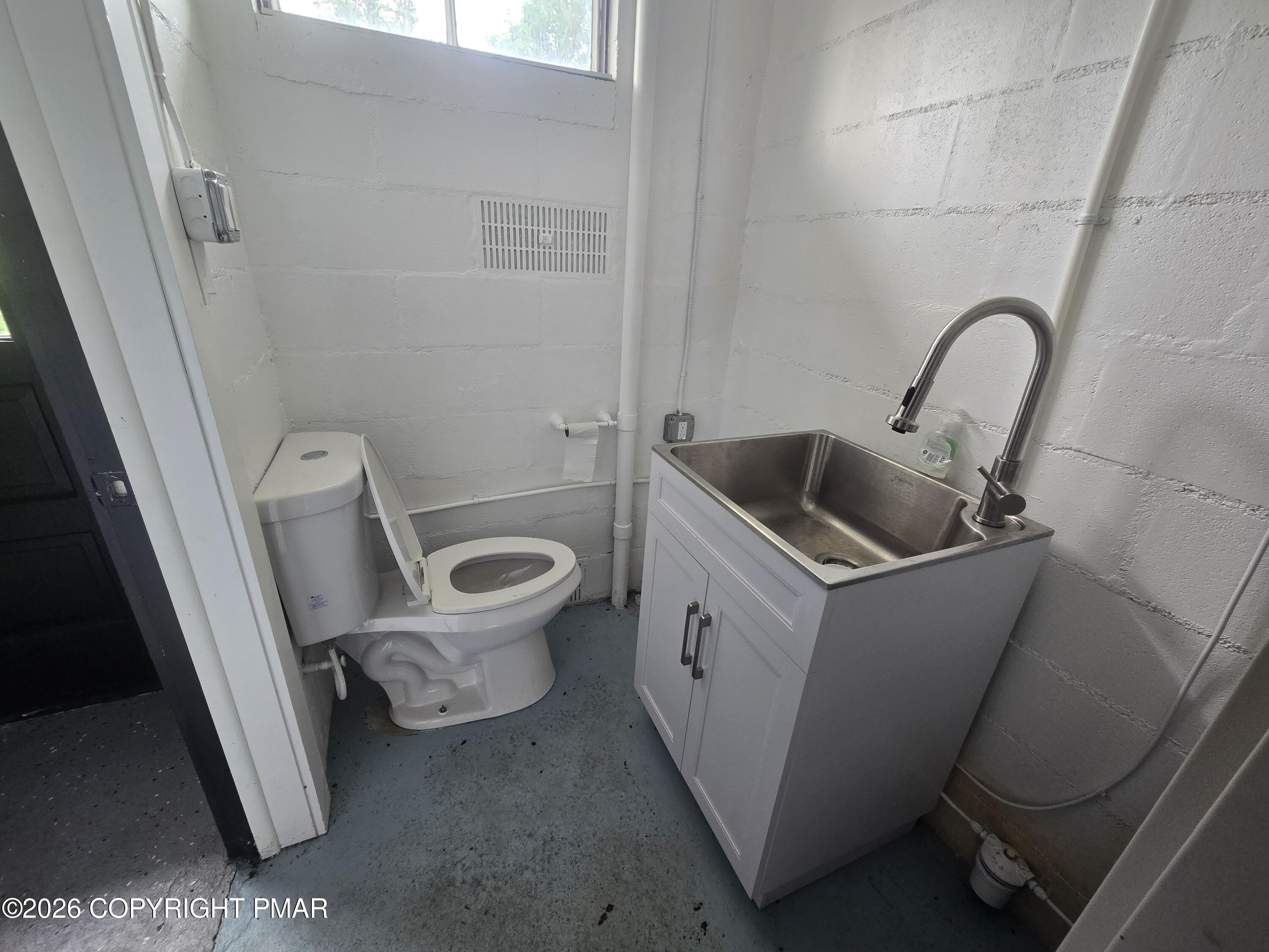 37 Mill Creek Rd, Unit 4 (garage) Property Photo 3