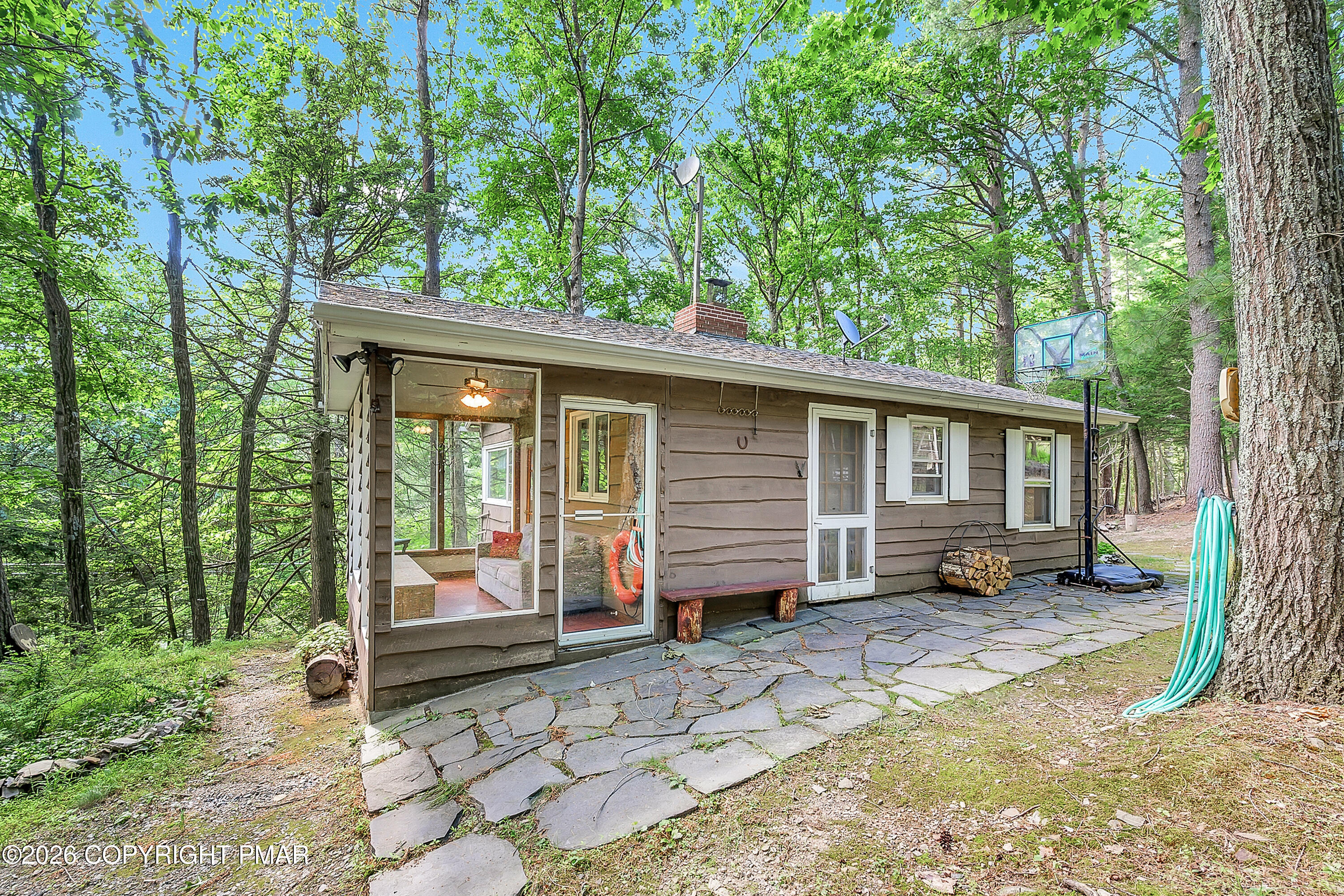 2221 Fernway Drive Property Photo 2