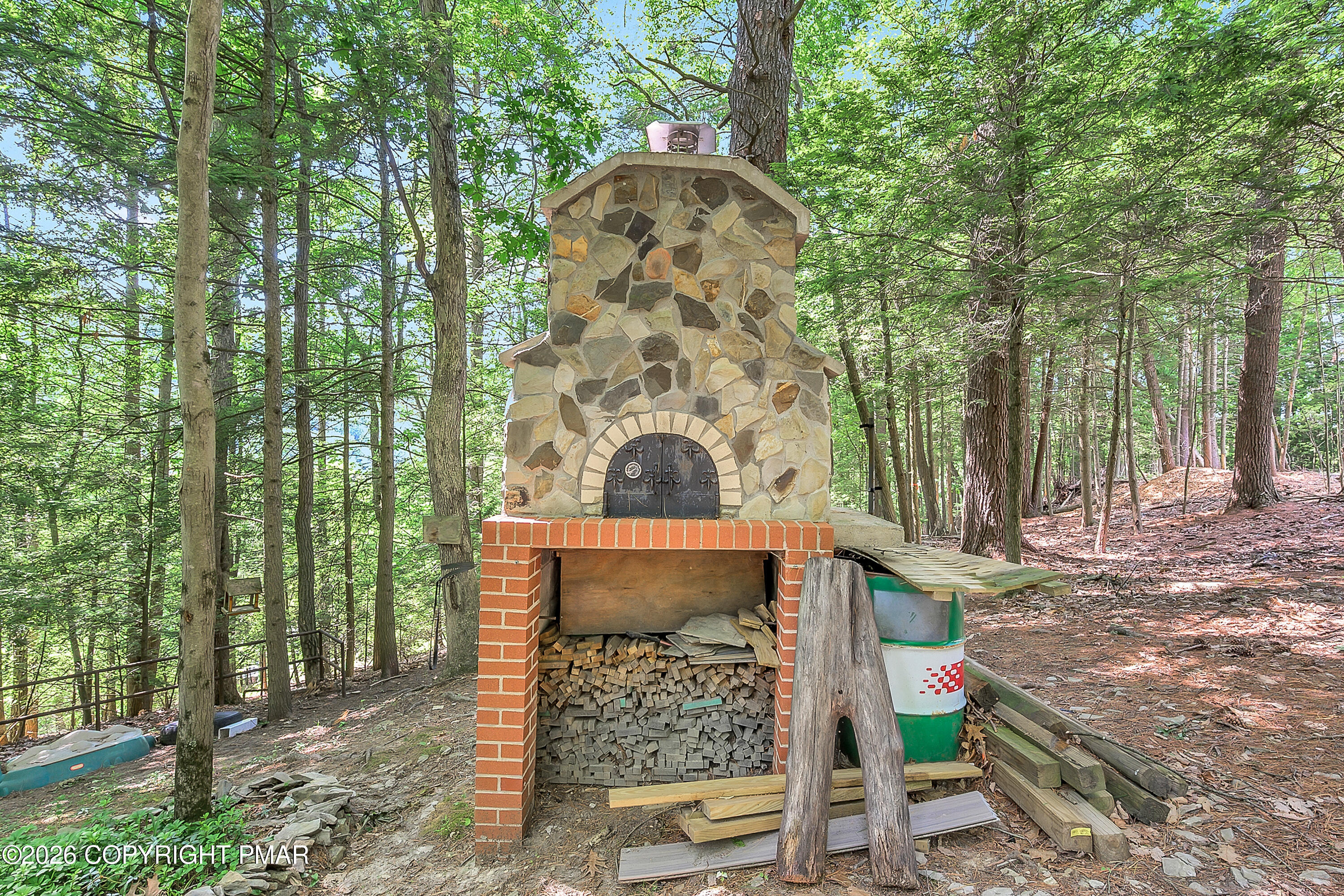 2221 Fernway Drive Property Photo 27