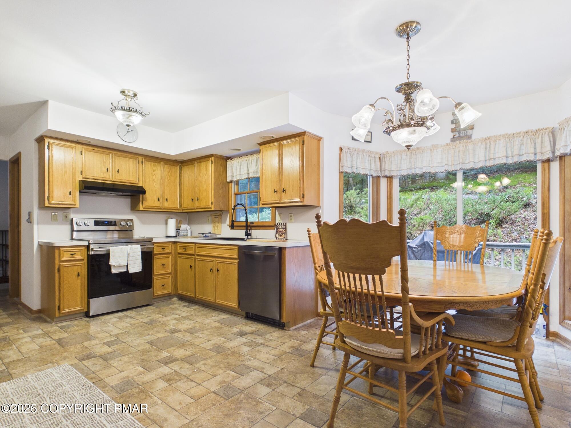 5390 Woodbridge Drive E Property Photo 3
