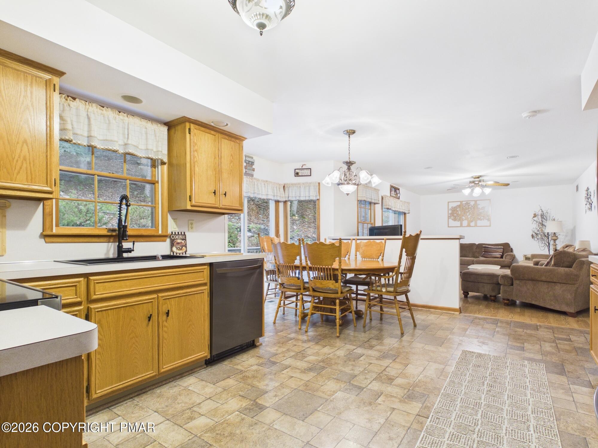 5390 Woodbridge Drive E Property Photo 4