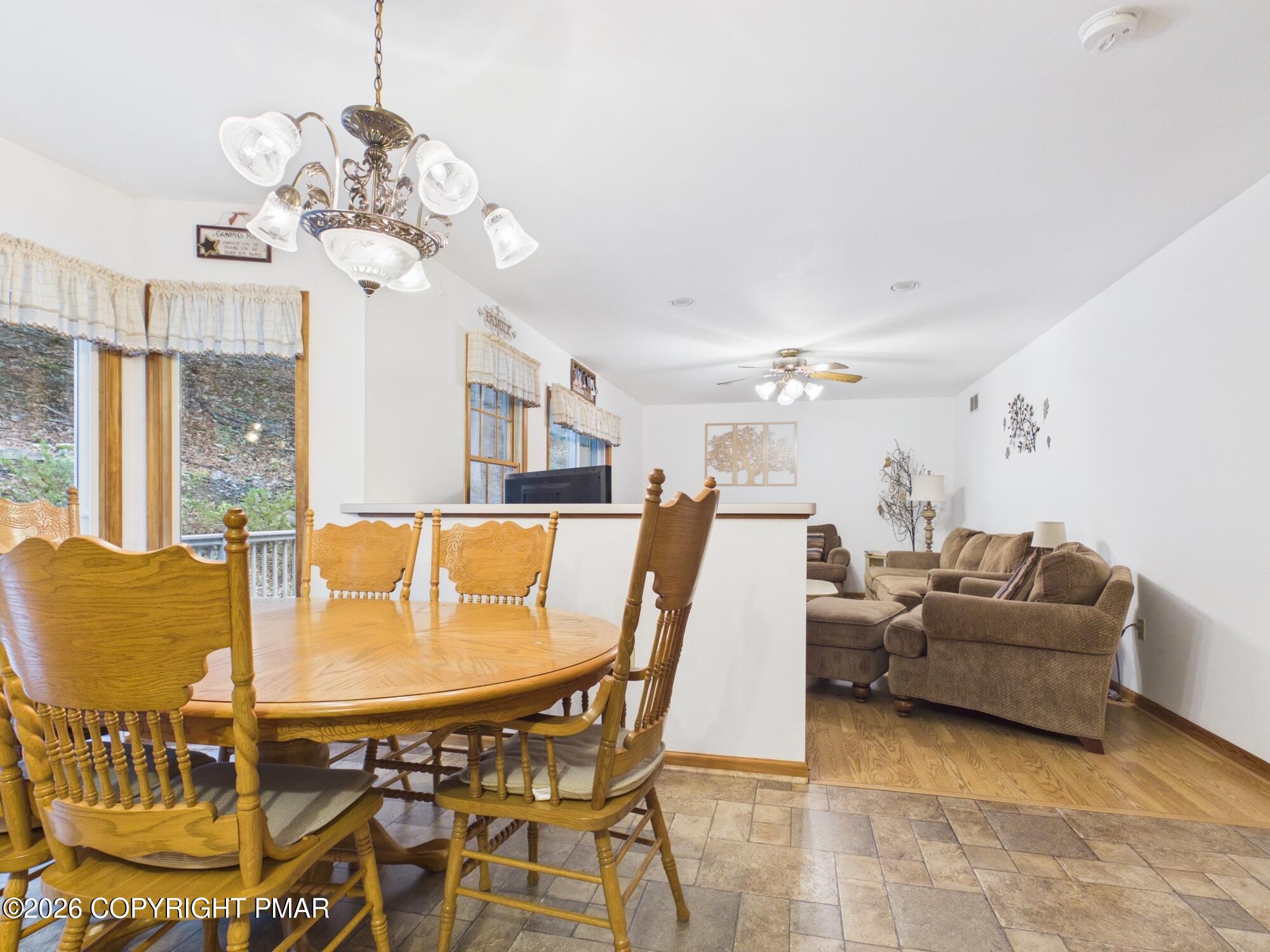 5390 Woodbridge Drive E Property Photo 6