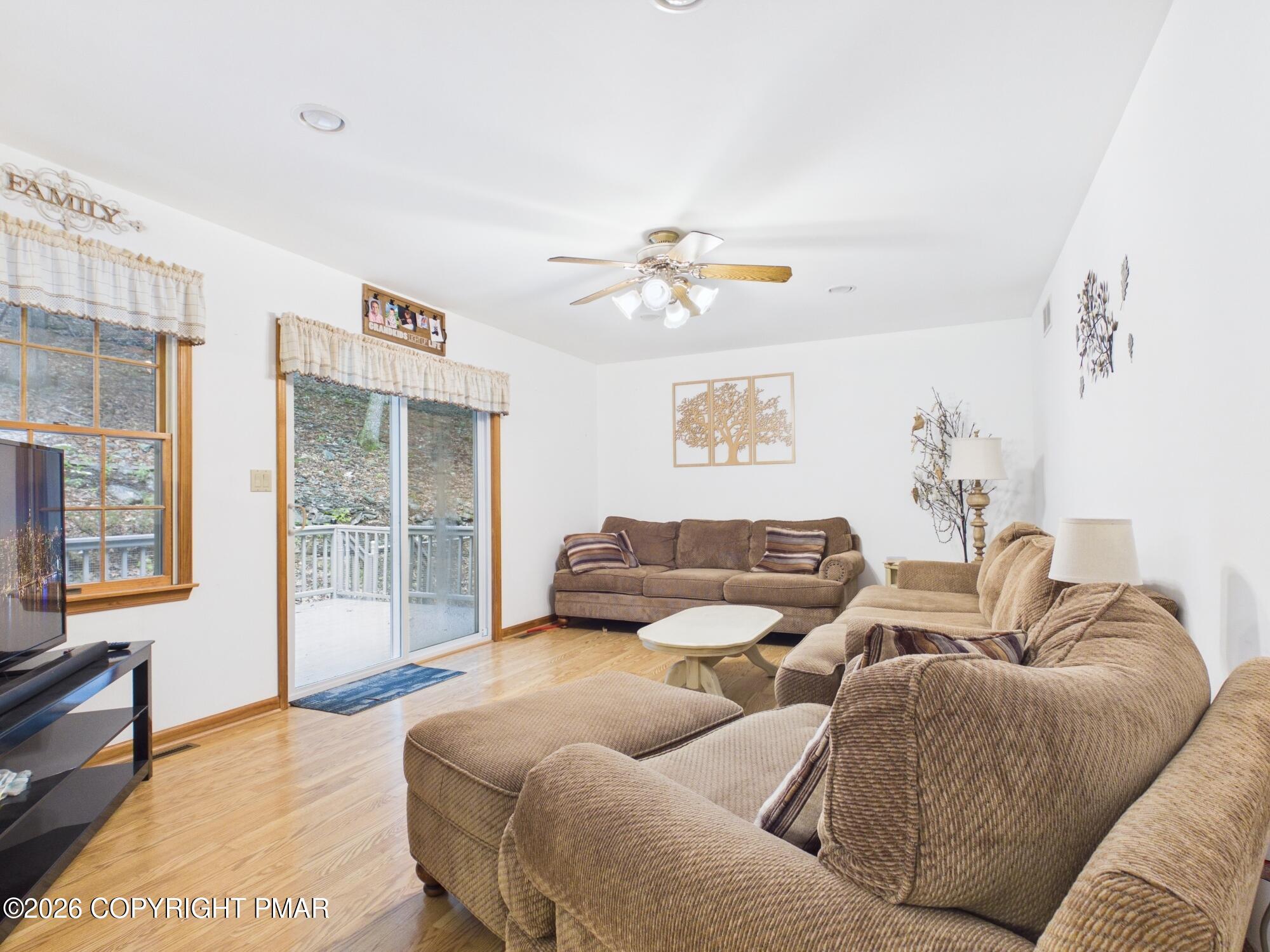 5390 Woodbridge Drive E Property Photo 7