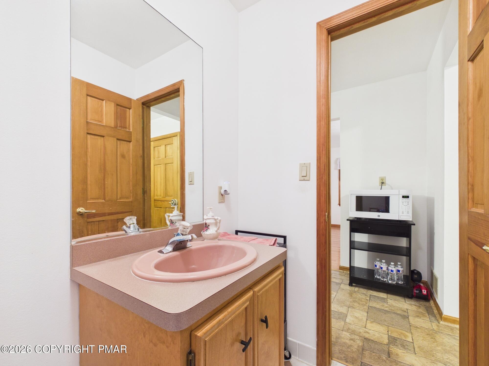 5390 Woodbridge Drive E Property Photo 11