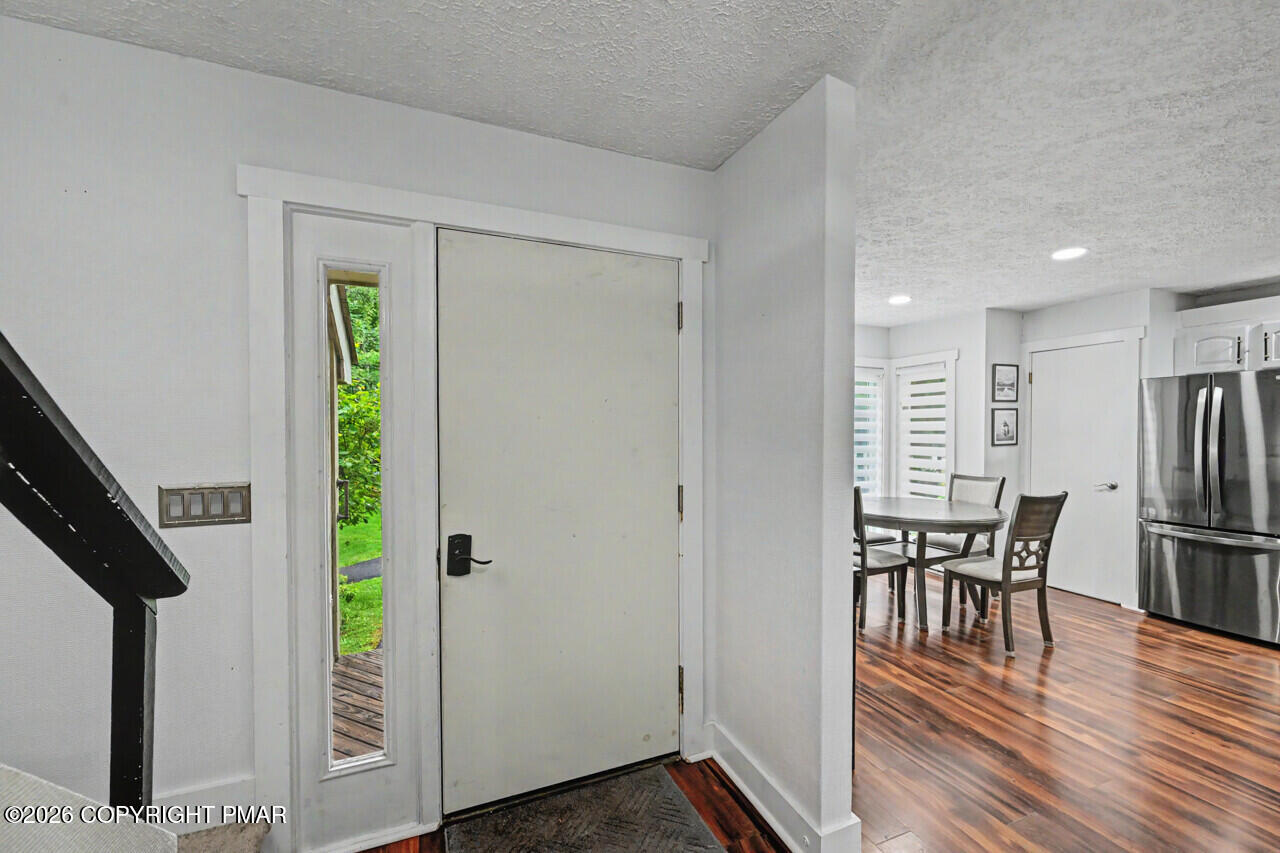 1015 Crestwoods Drive Property Photo 2