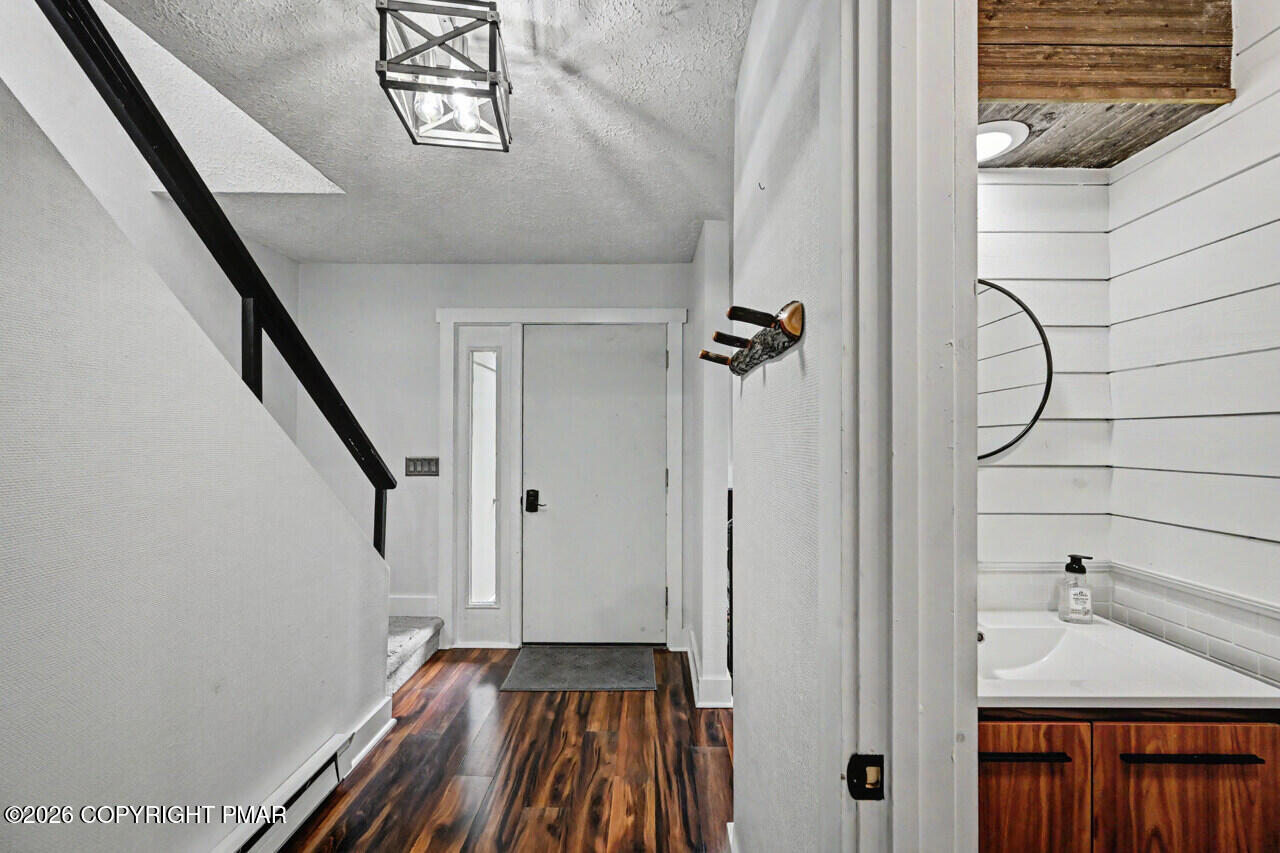 1015 Crestwoods Drive Property Photo 4