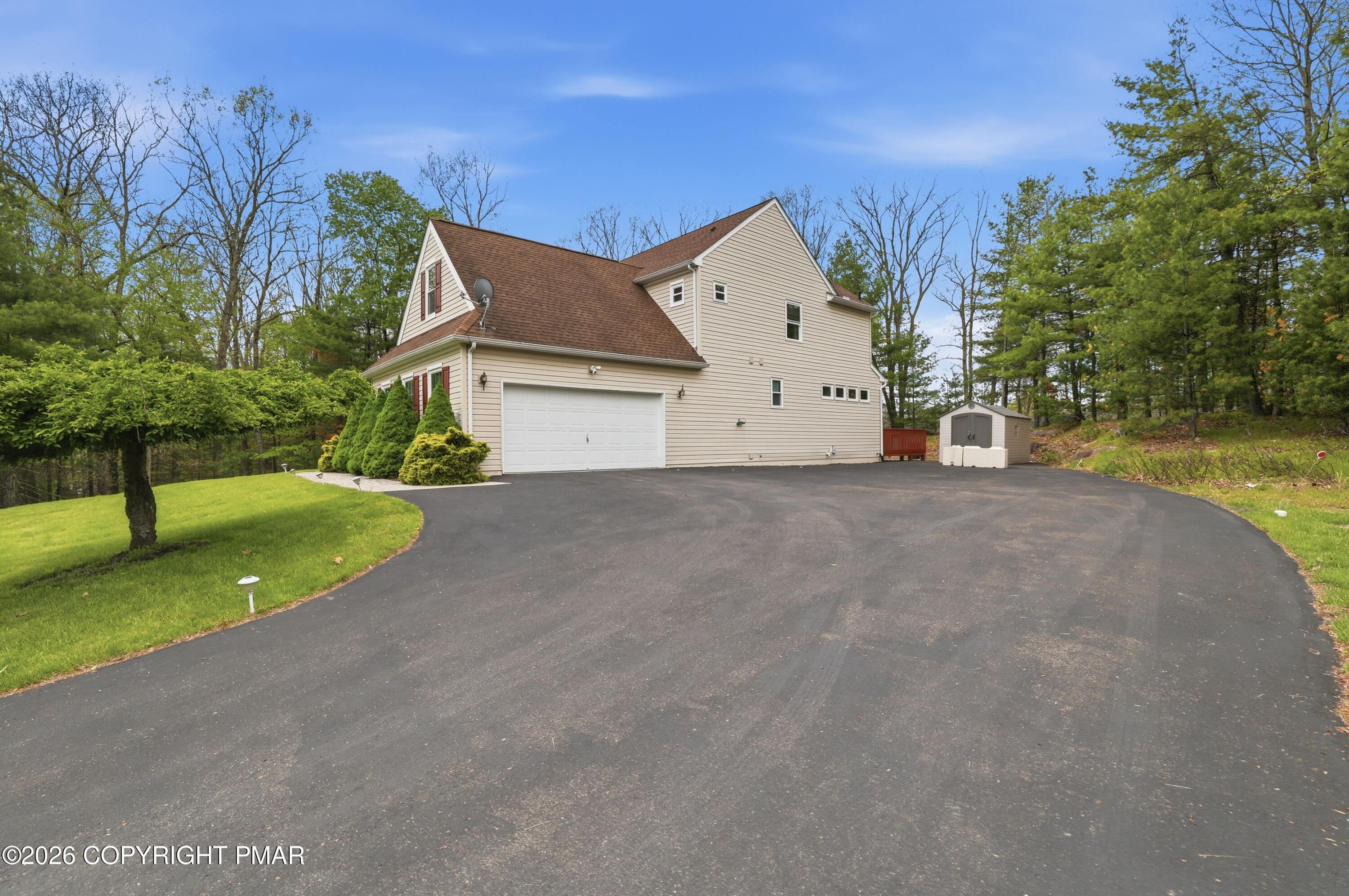 1323 Crossing Lane Property Photo 3