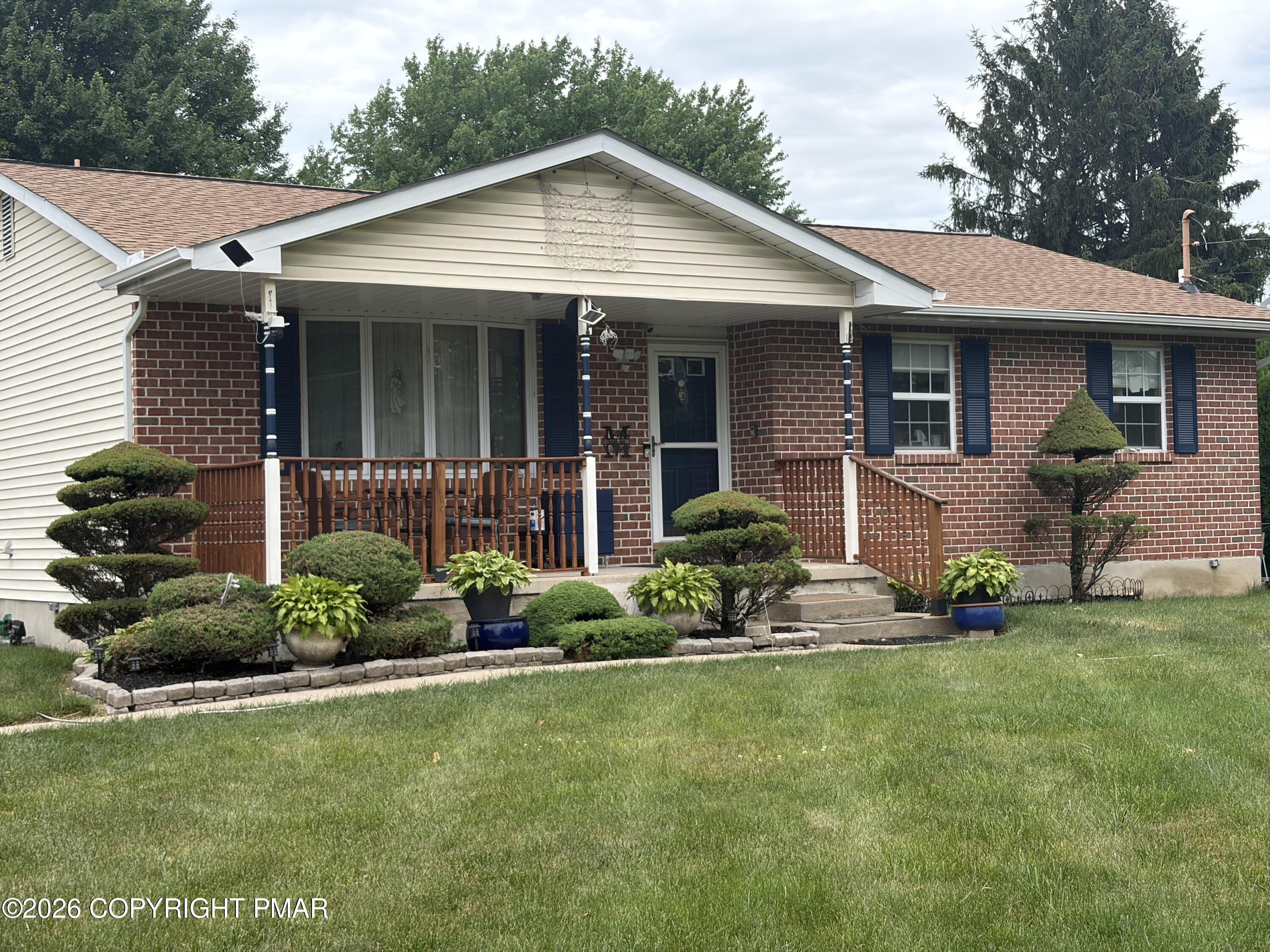 568 E West Street Property Photo 1