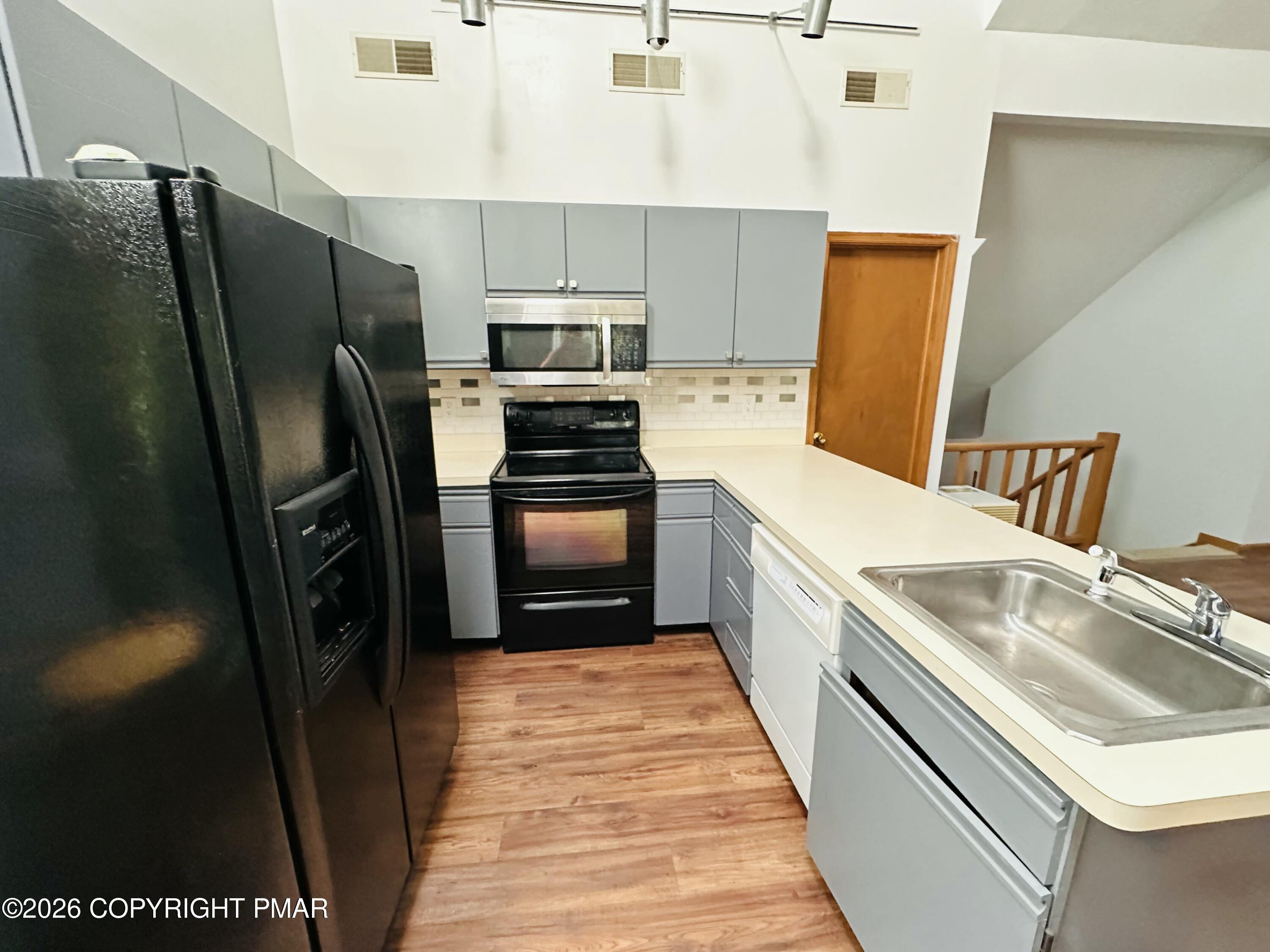 3580 High Crest Road Property Photo 2