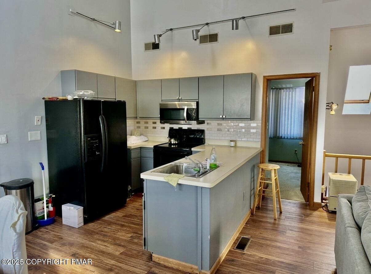 3580 High Crest Road Property Photo 3