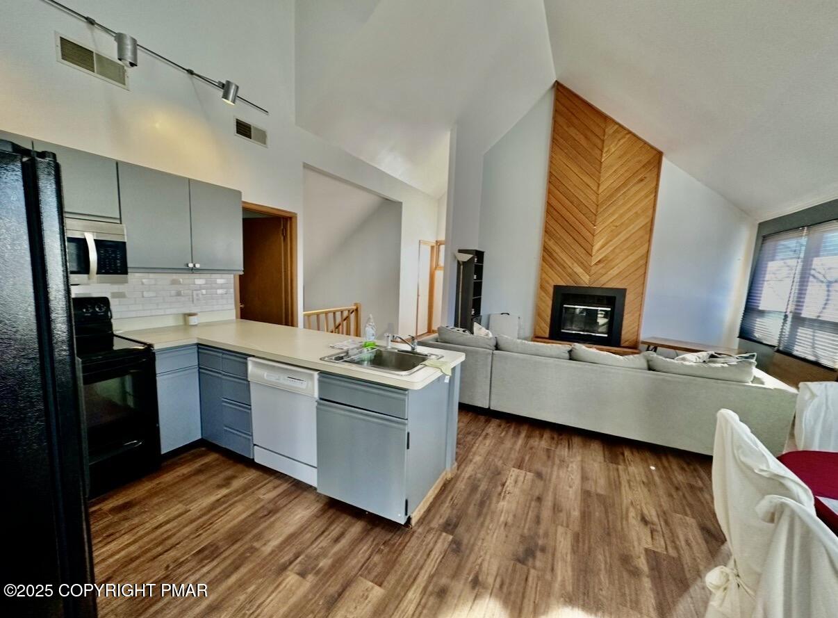 3580 High Crest Road Property Photo 4