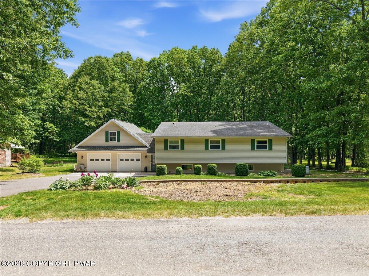 209 Manor Lane E Property Photo 1