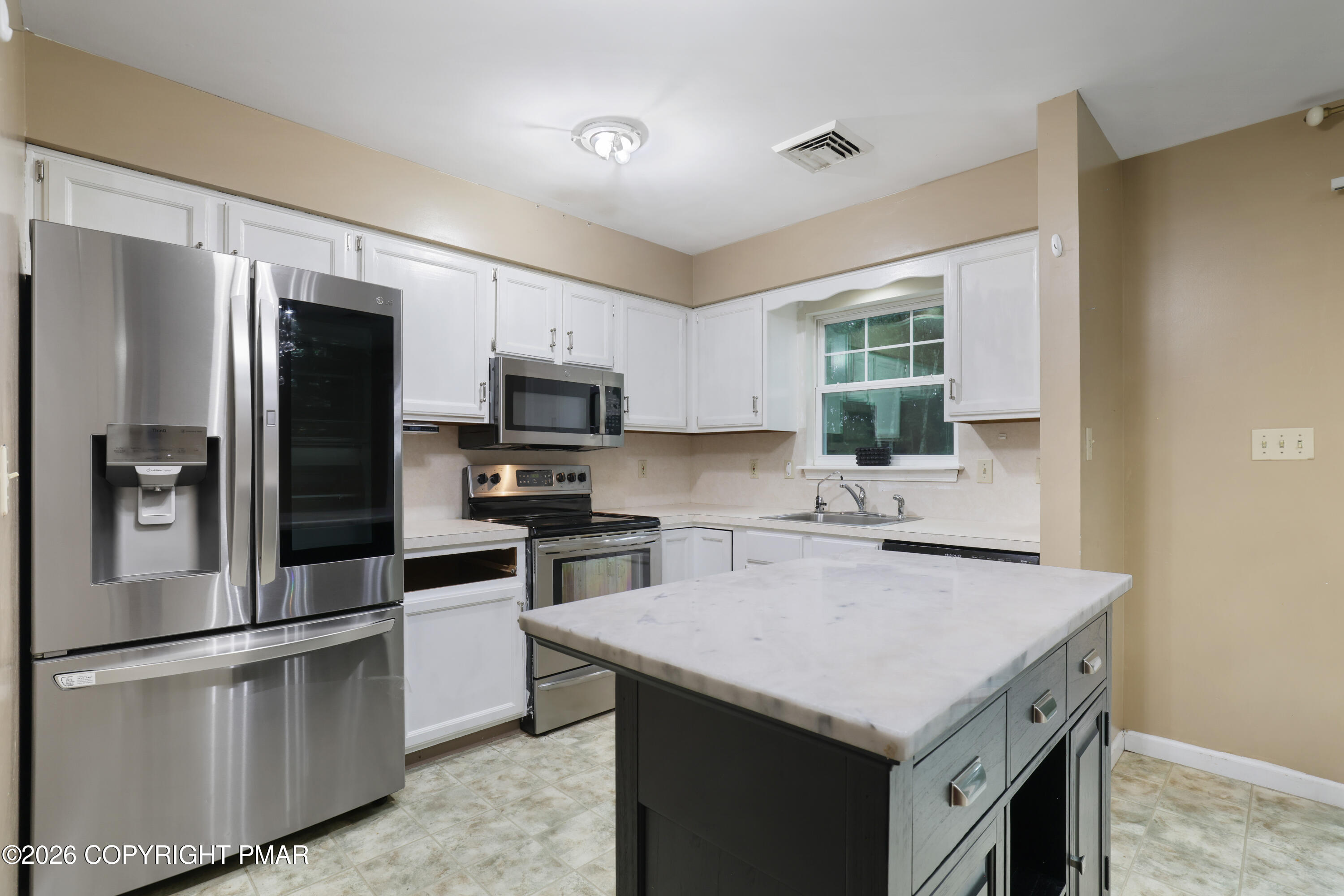 2210 S Rocky Mountain Drive Property Photo 4