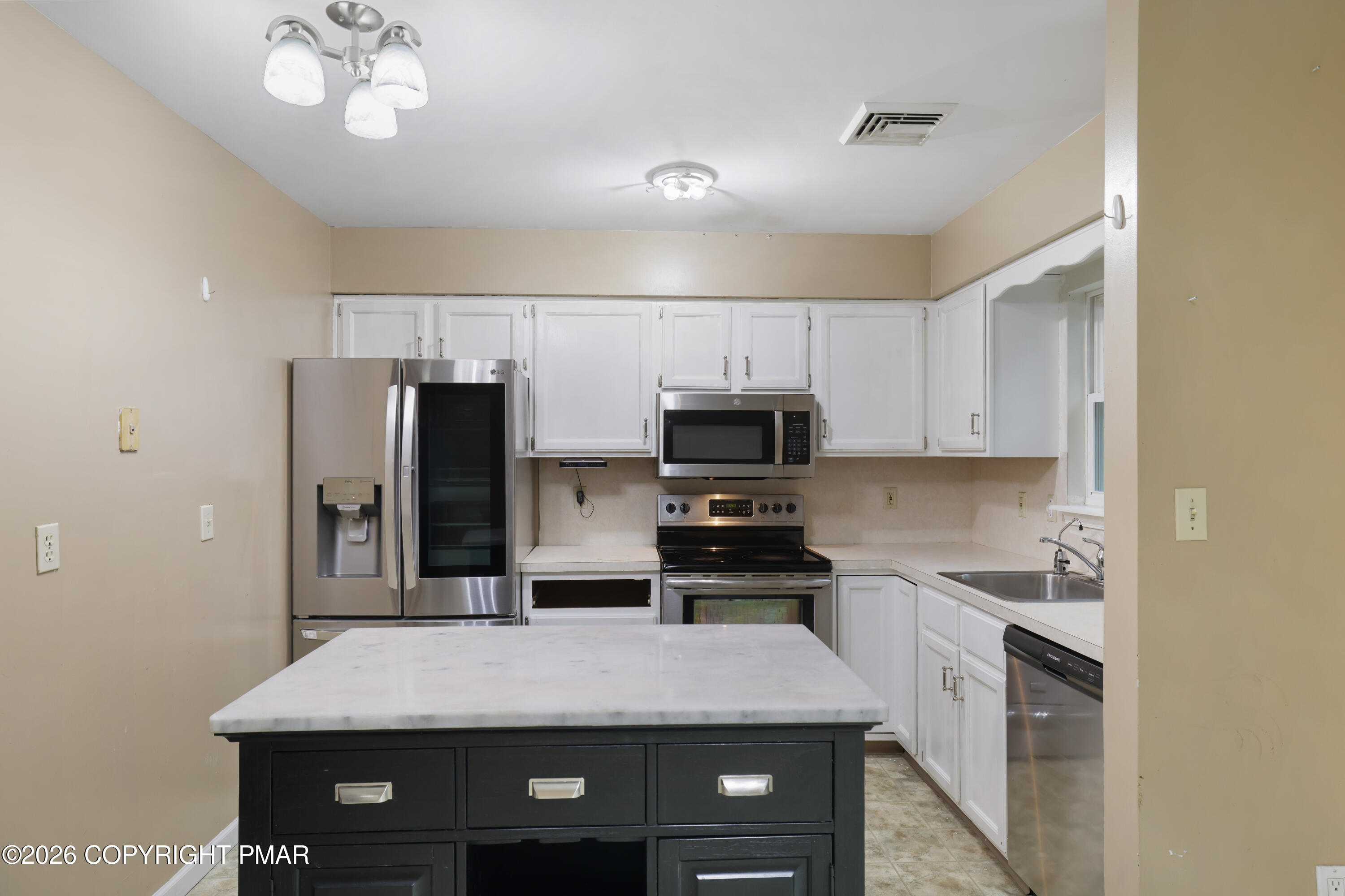 2210 S Rocky Mountain Drive Property Photo 5