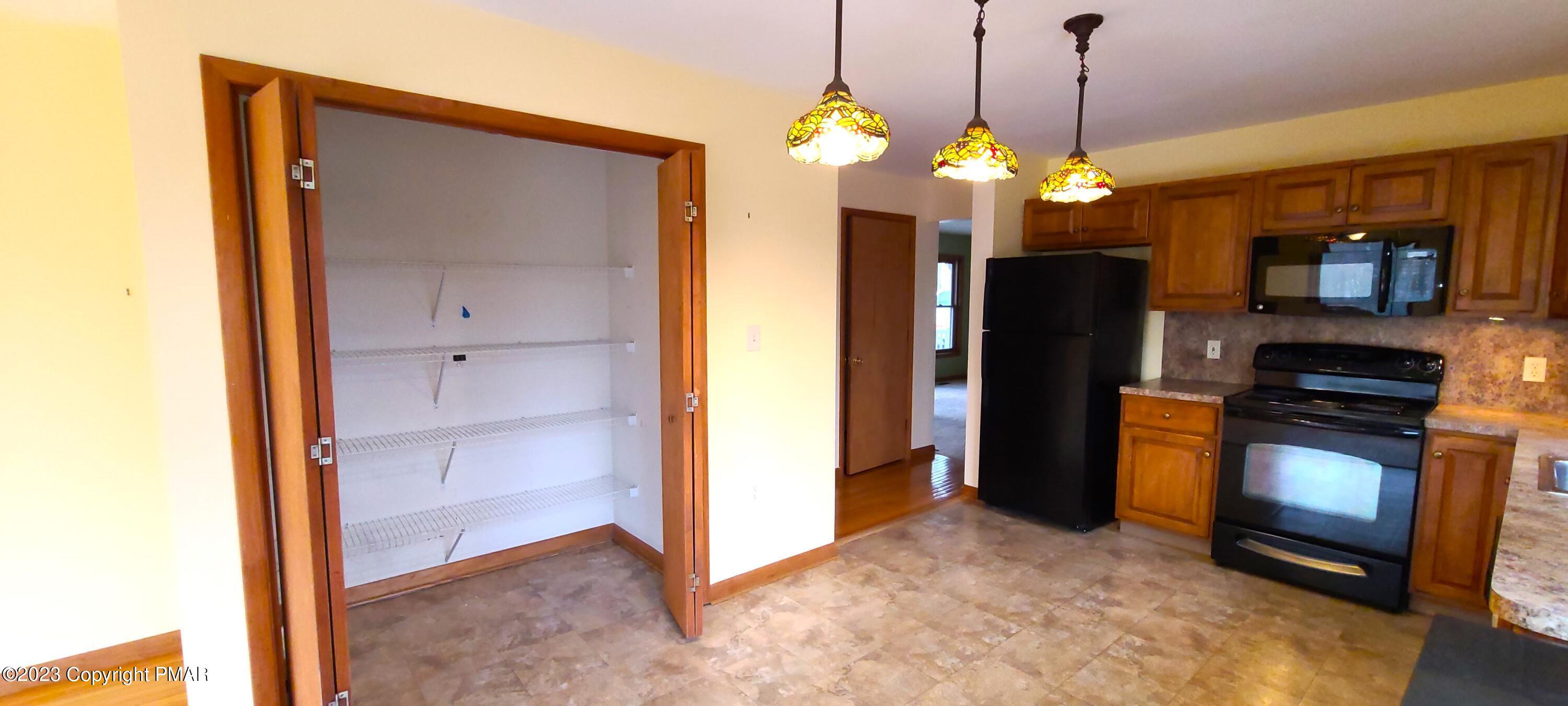 907 Thornberry Court Property Photo 6