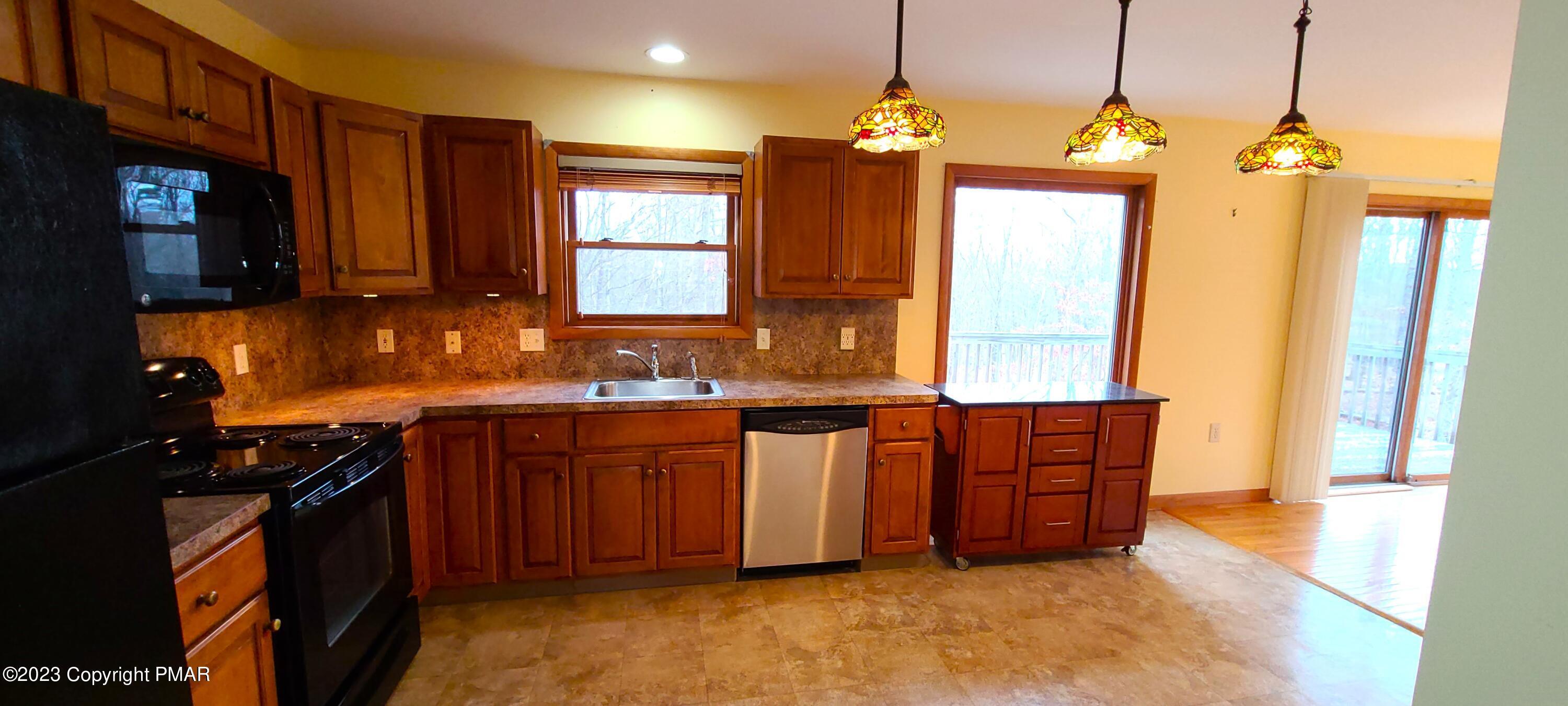907 Thornberry Court Property Photo 7