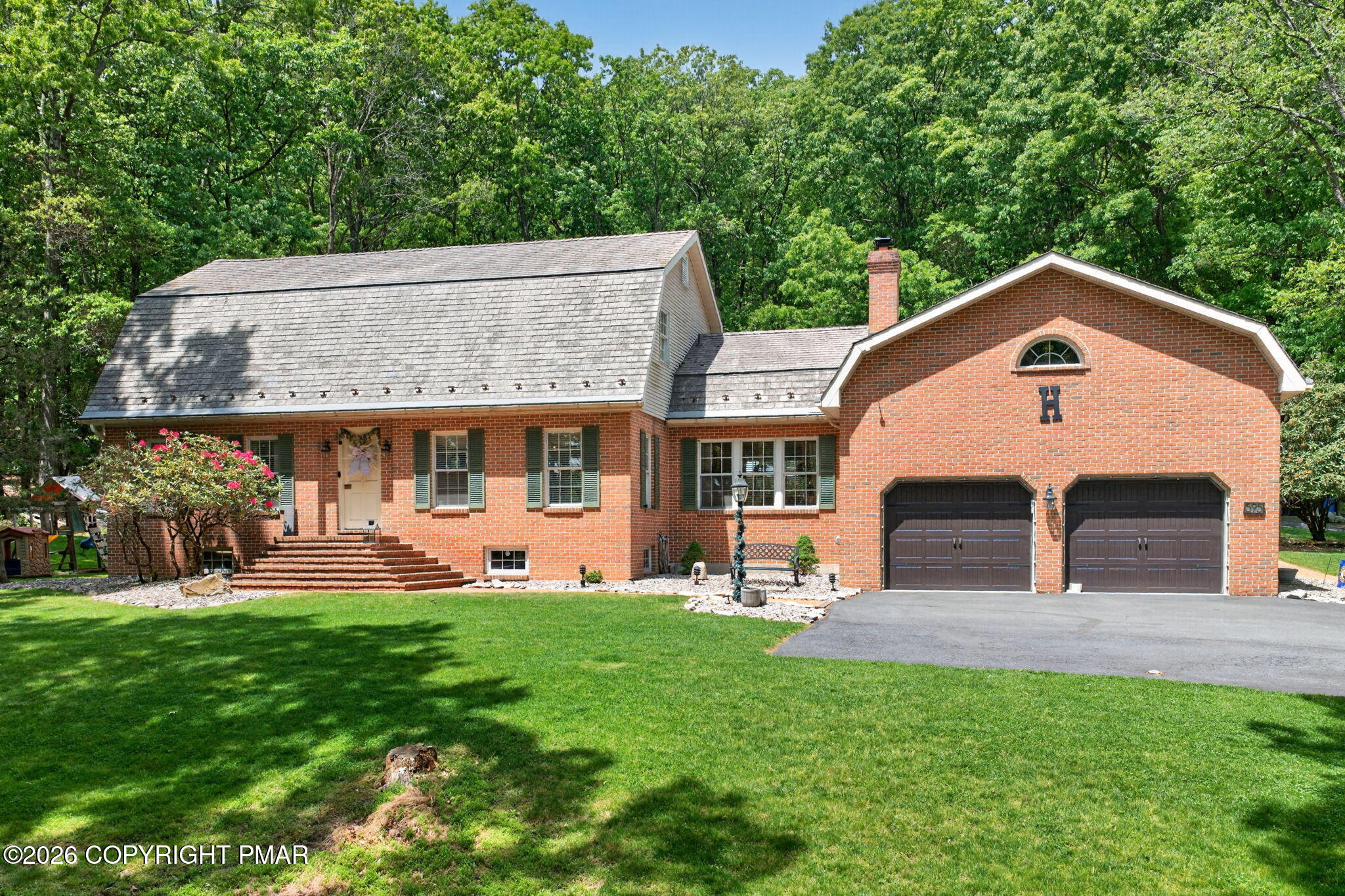 595 Walnut Avenue Property Photo 4