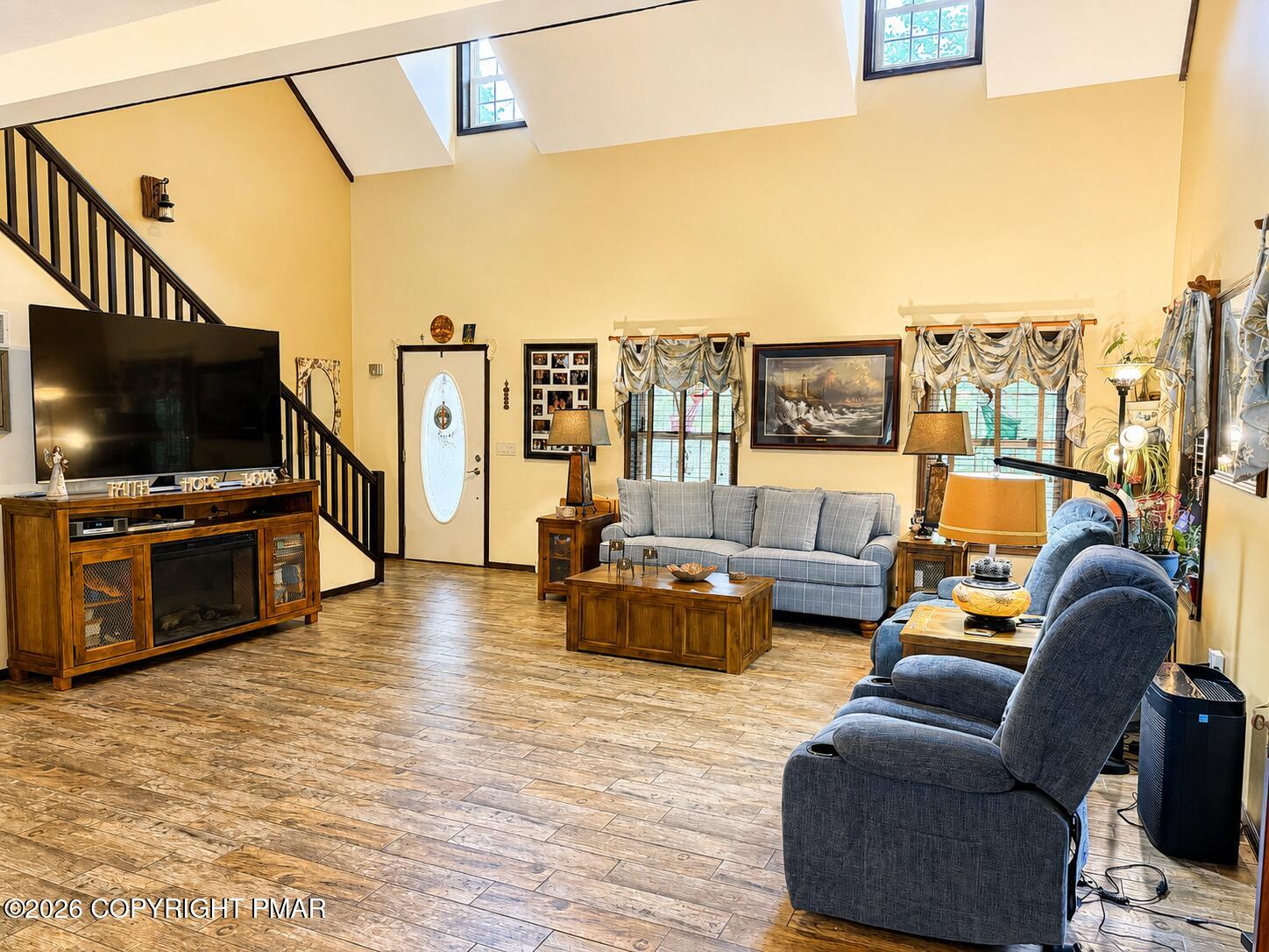 215 Maple Ridge Drive Property Photo 4