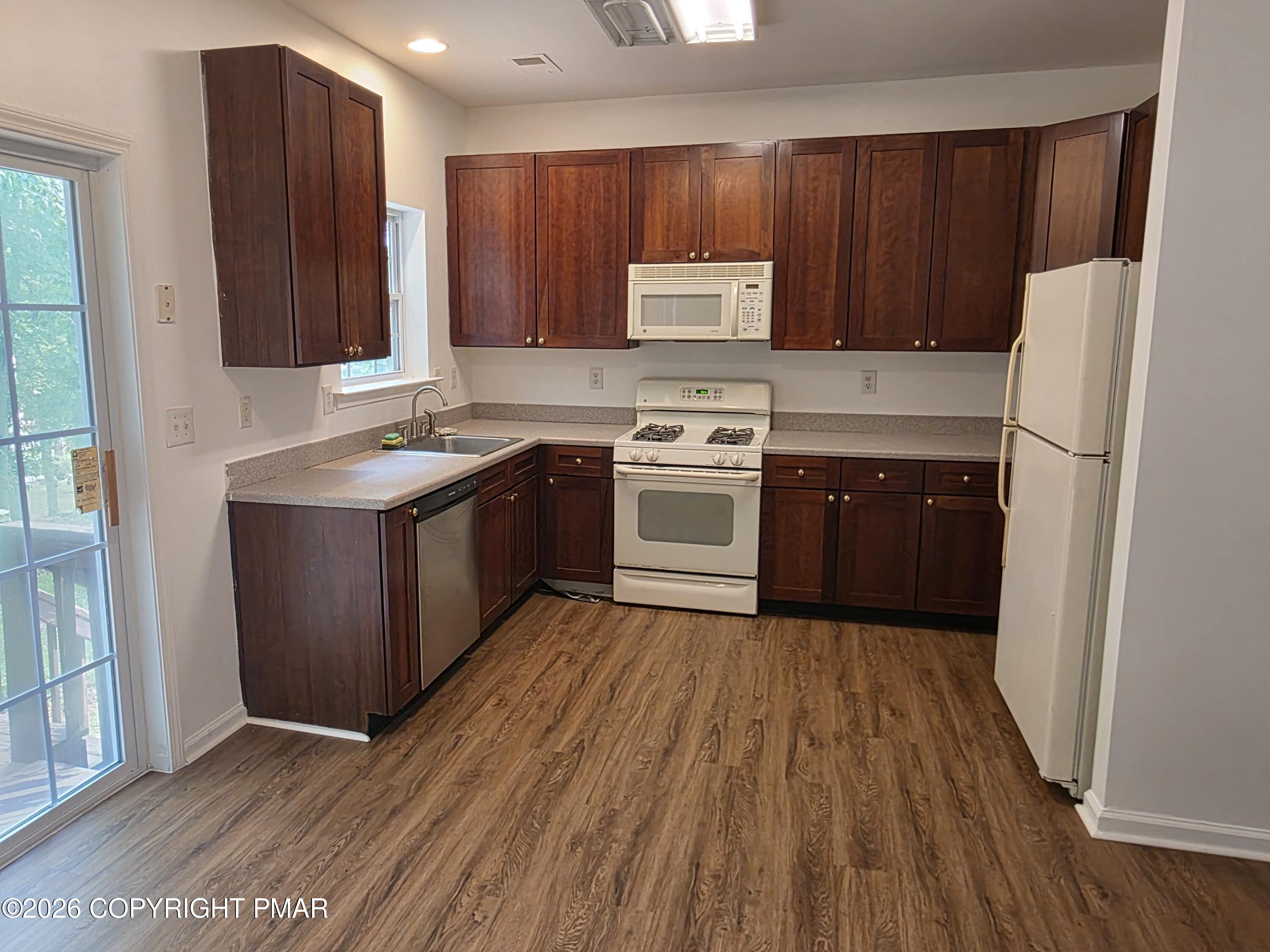 1027 Dorset Drive Property Photo 2