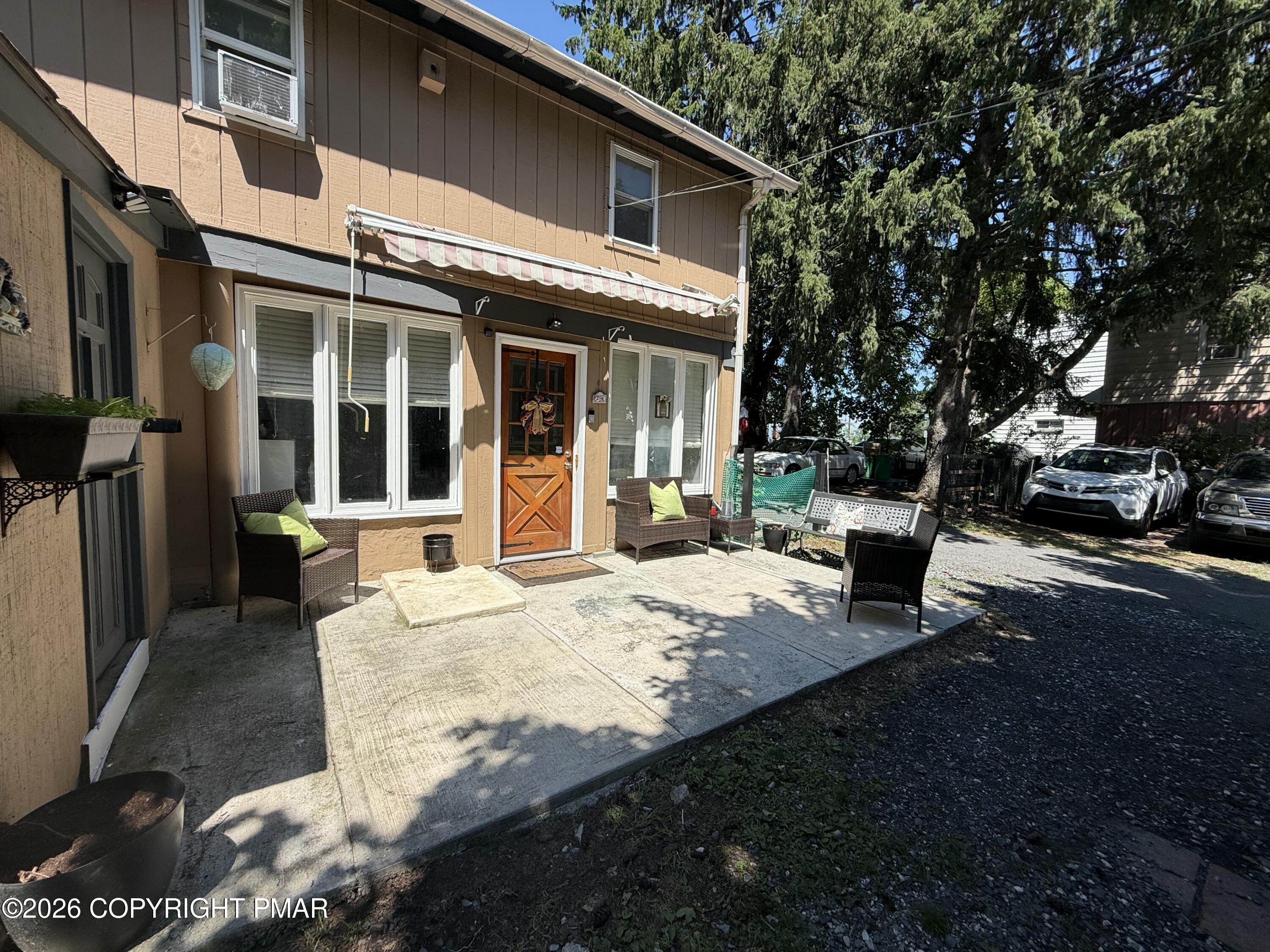 2406 W Emaus Avenue Property Photo 1