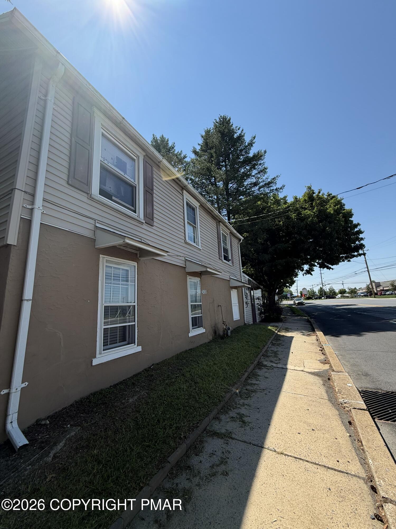 2406 W Emaus Avenue Property Photo 7