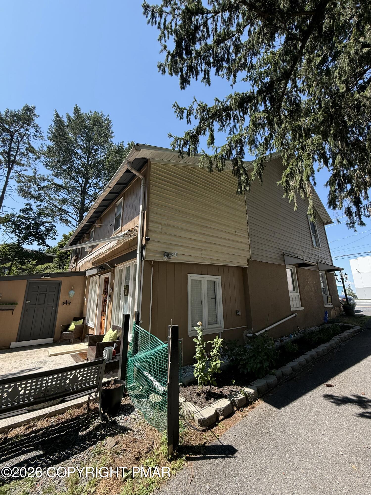 2406 W Emaus Avenue Property Photo 8