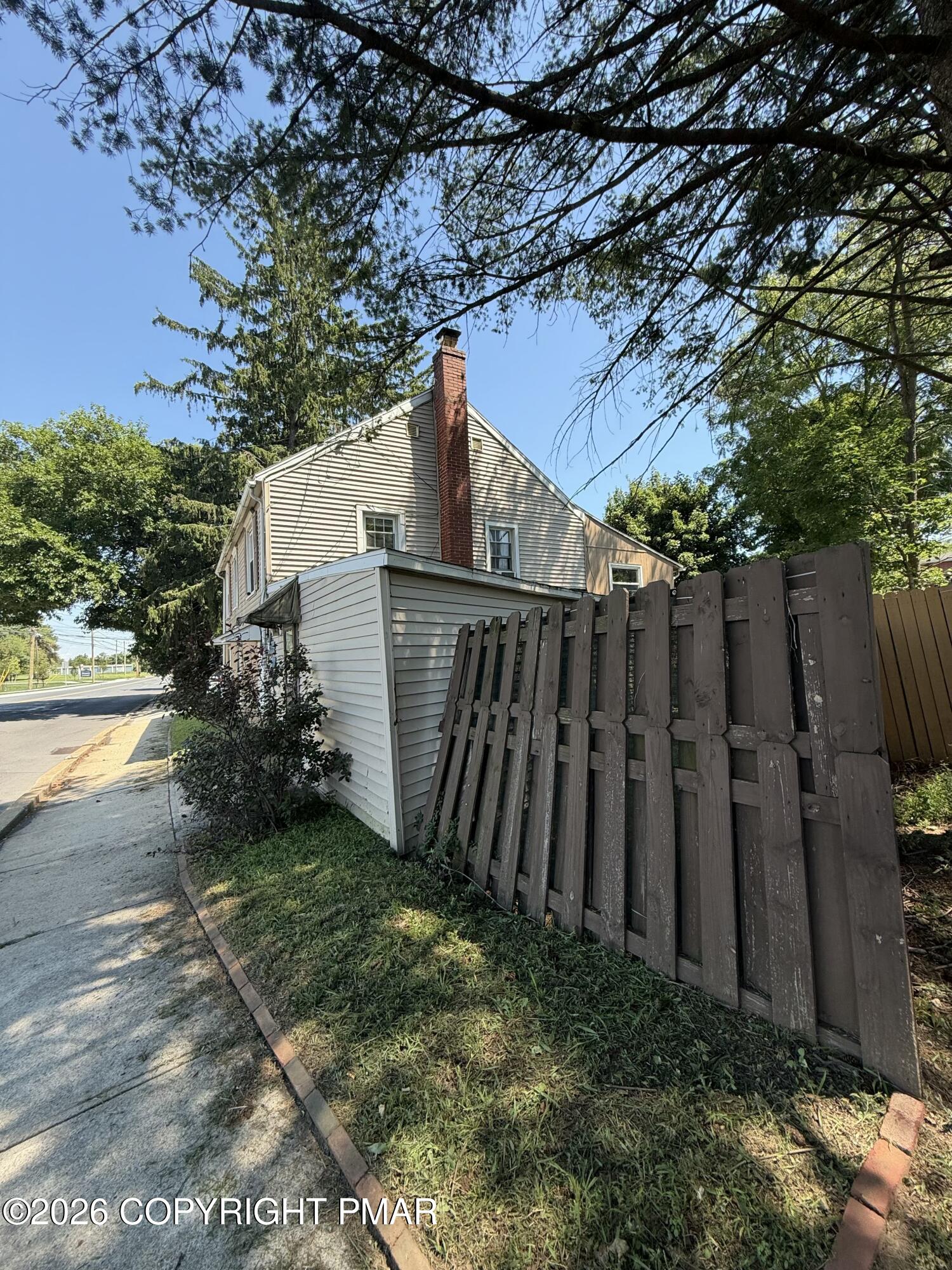 2406 W Emaus Avenue Property Photo 9