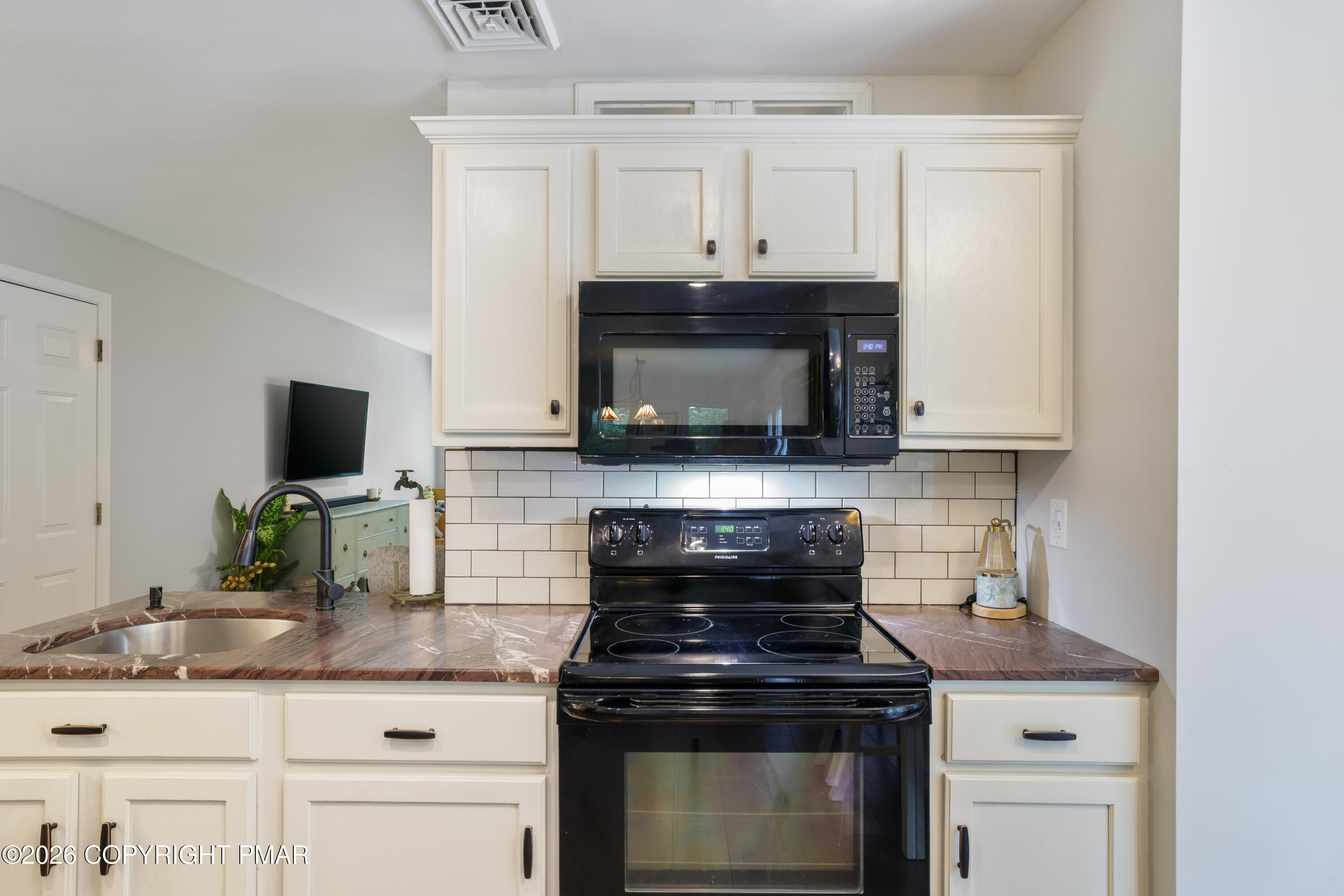 216 Ruby Court Property Photo 9