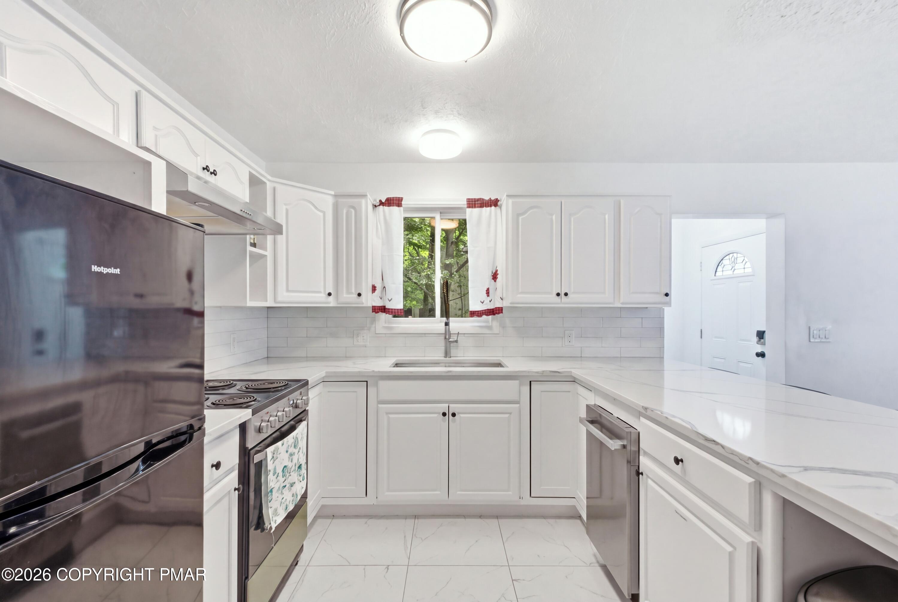 3537 Peak Drive Property Photo 8