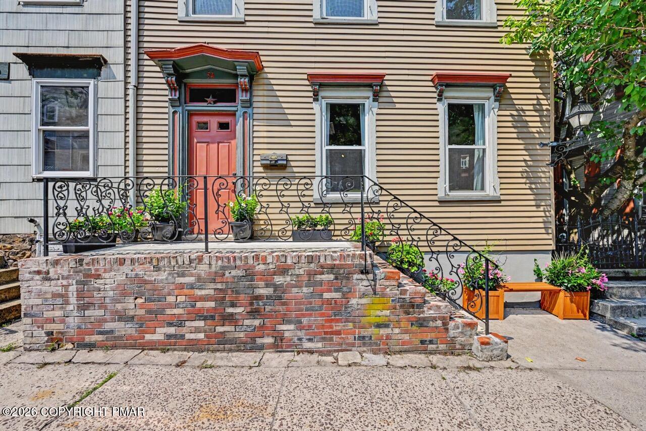 54 W Broadway Property Photo 4