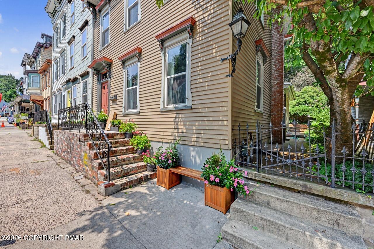 54 W Broadway Property Photo 7