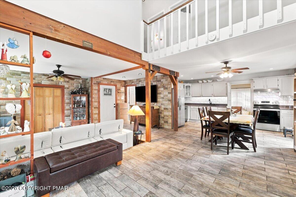 2385 Winding Way Property Photo 10