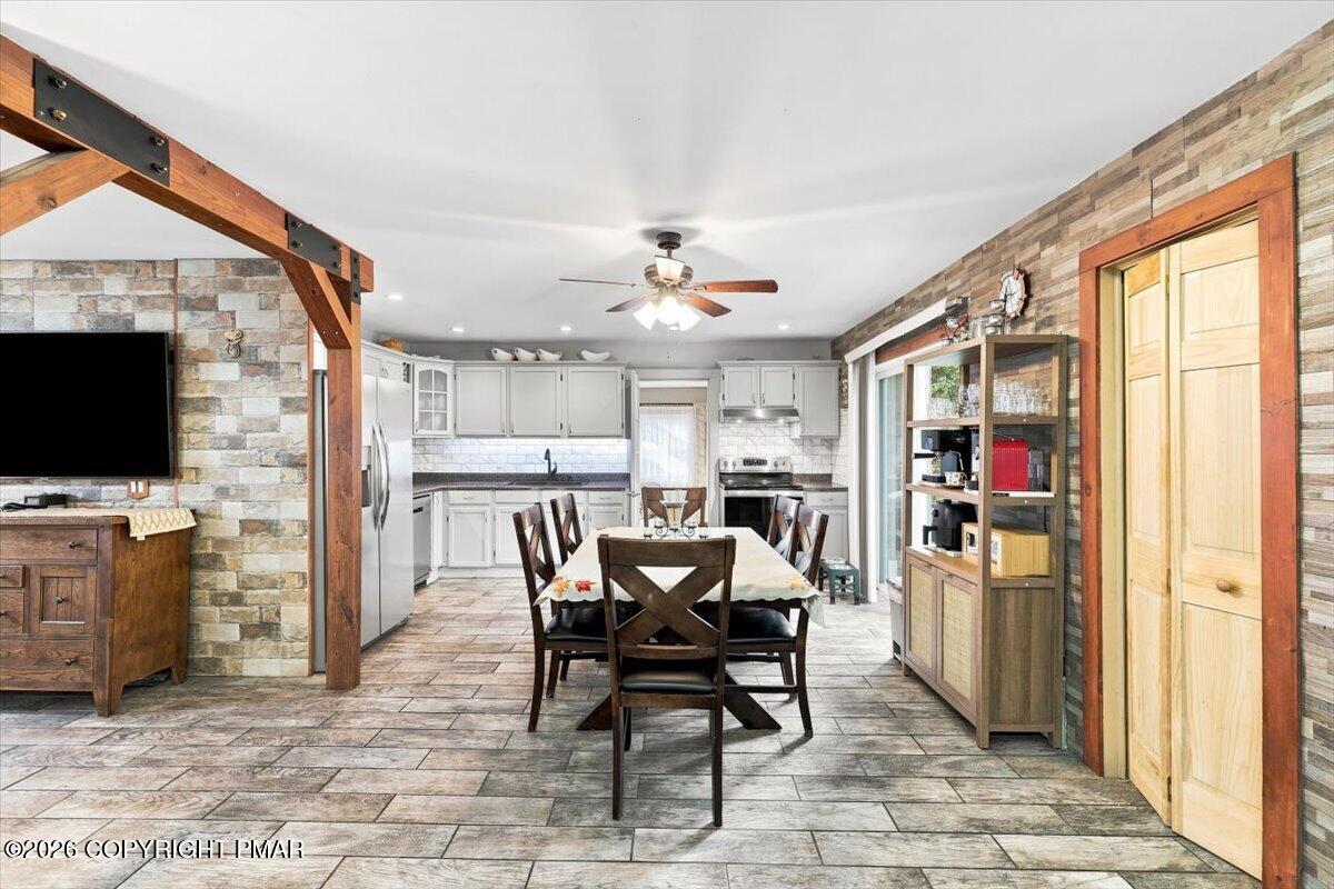 2385 Winding Way Property Photo 11