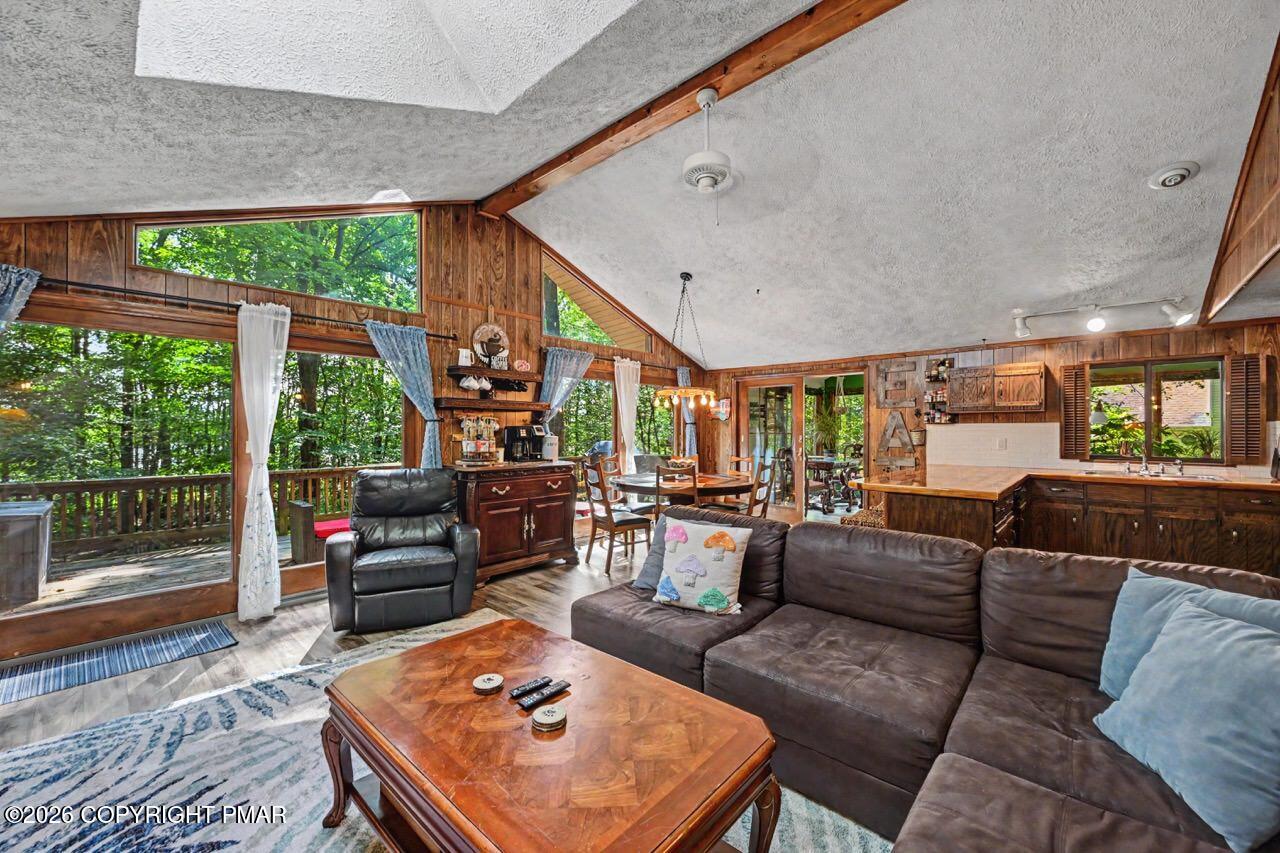 155 Cotton Tail Lane Property Photo 17