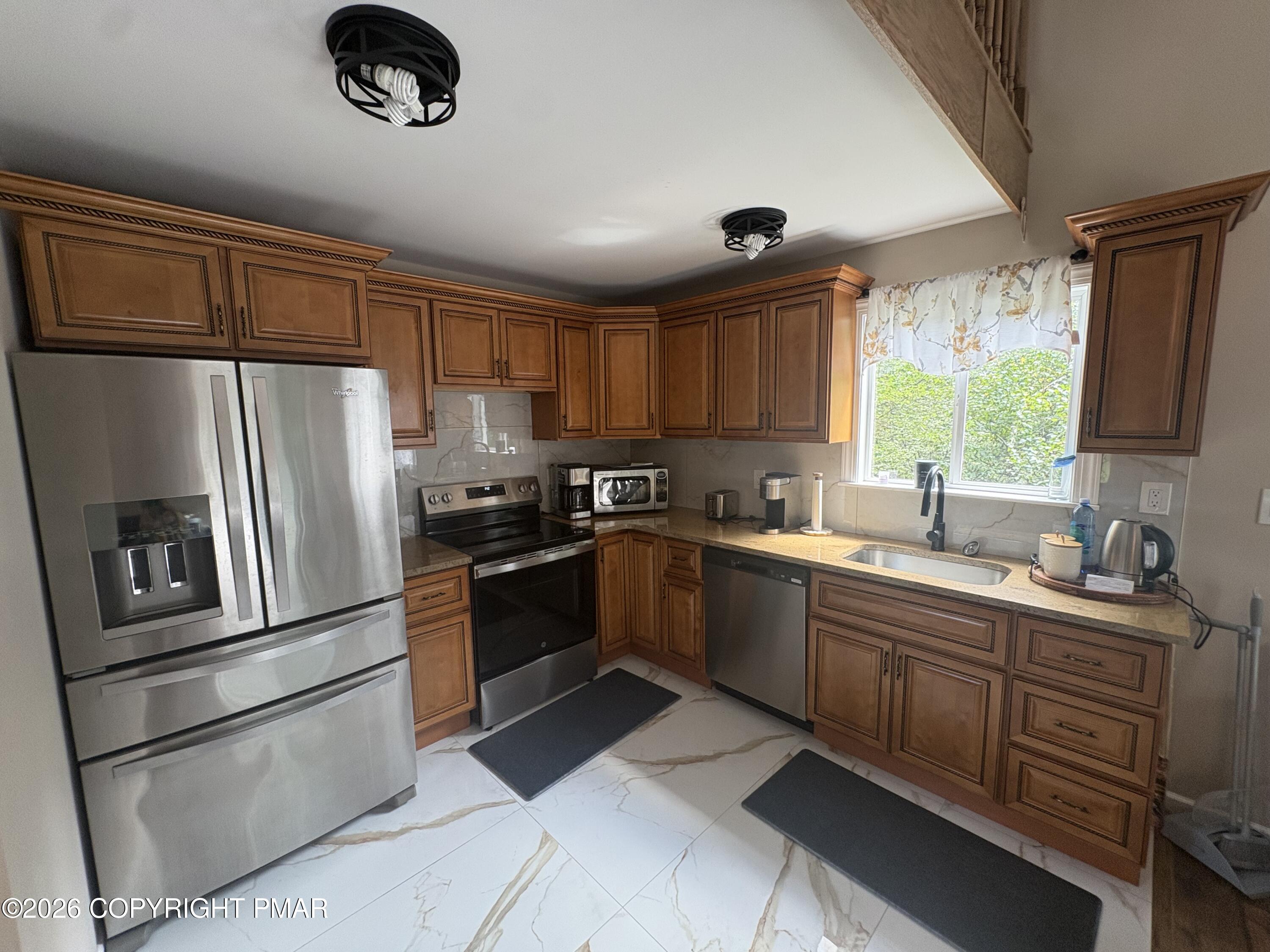 1388 Glade Drive S Property Photo 2