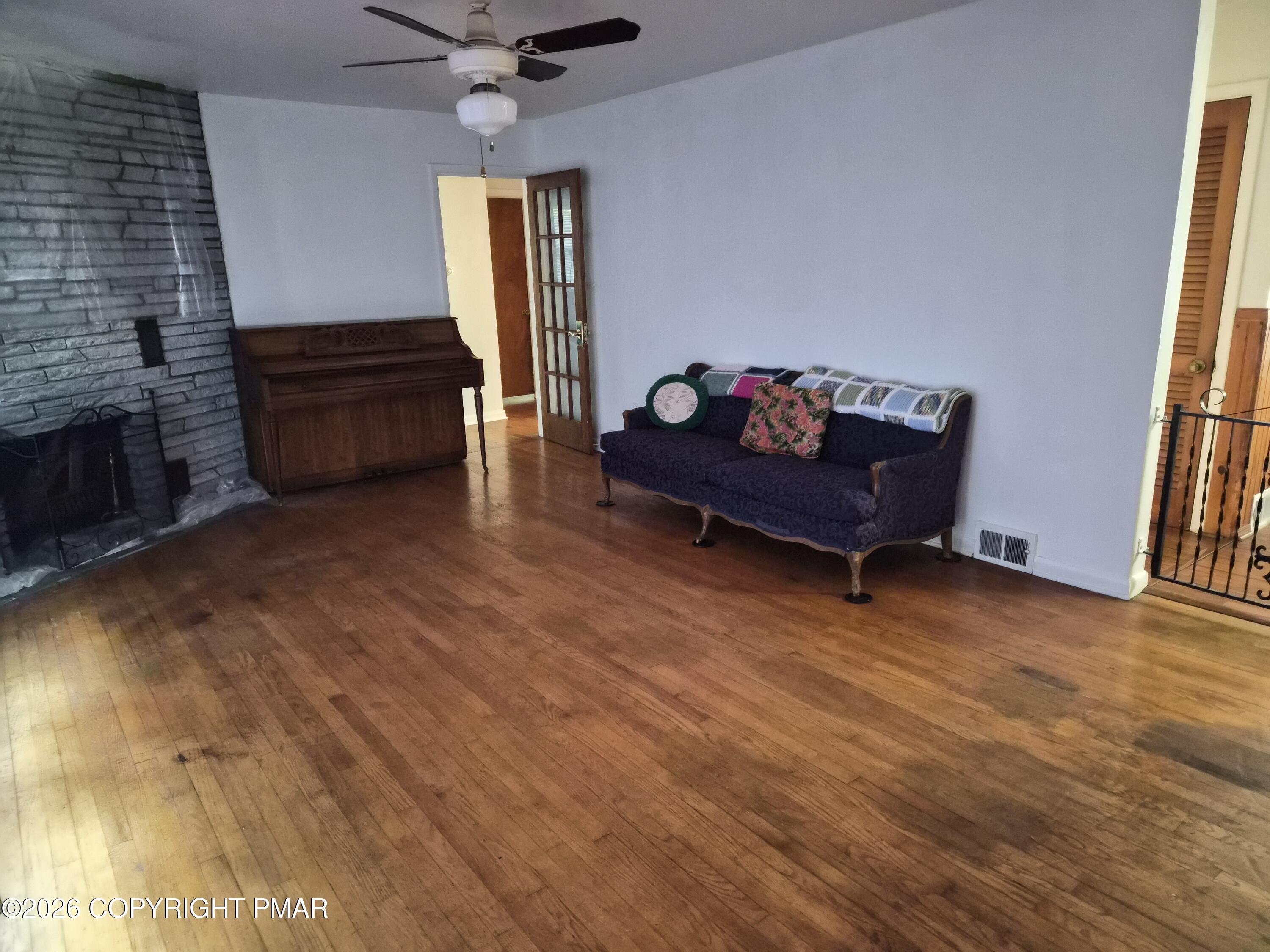335 E Brown Street Property Photo 4