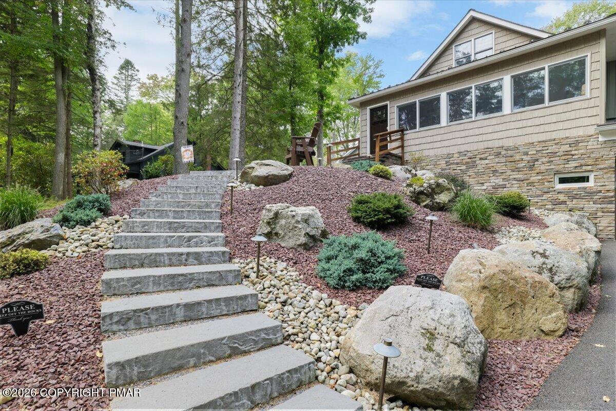 148 N Lake Drive Property Photo 3