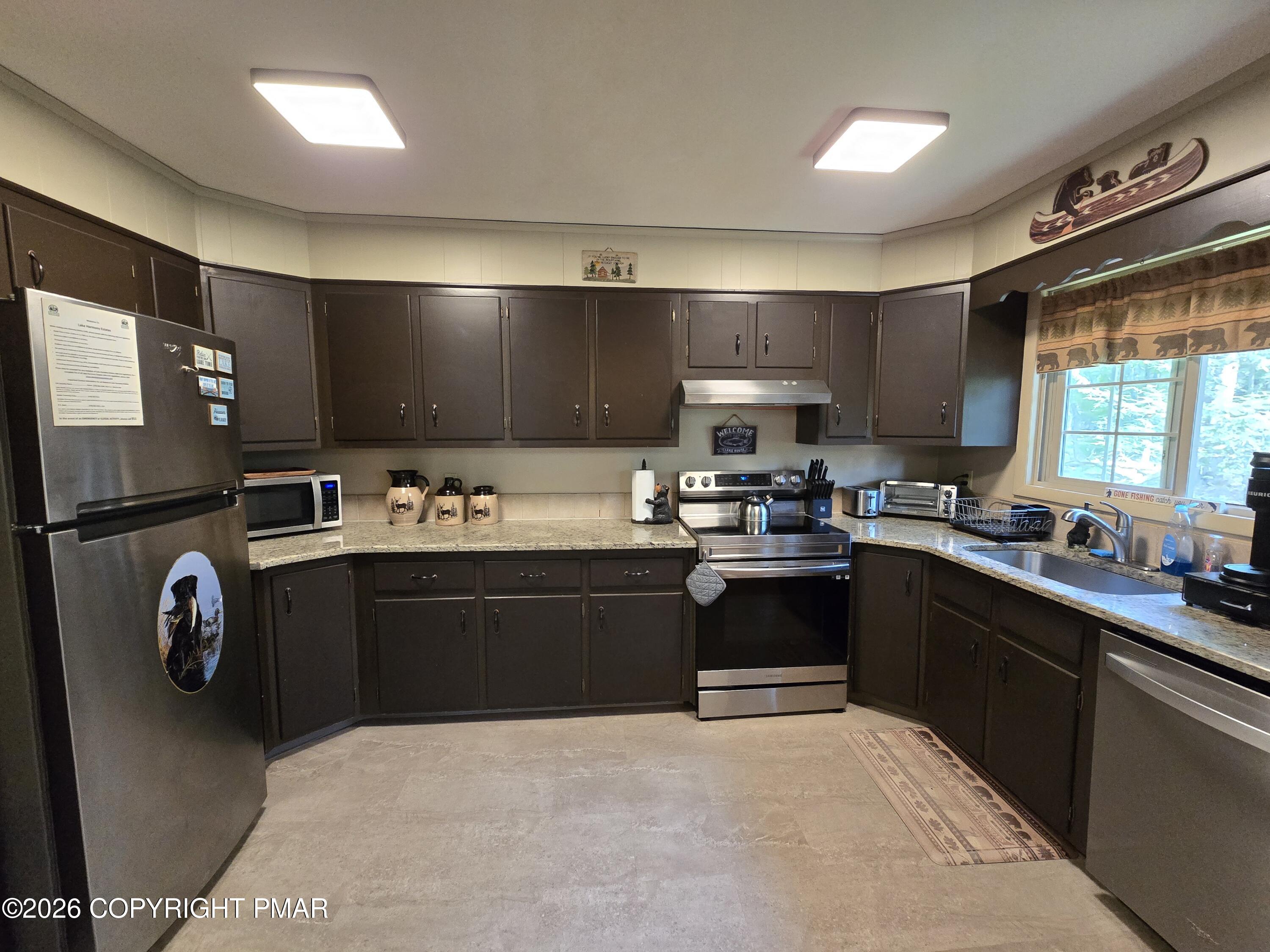 156 Pineknoll Drive Property Photo 7