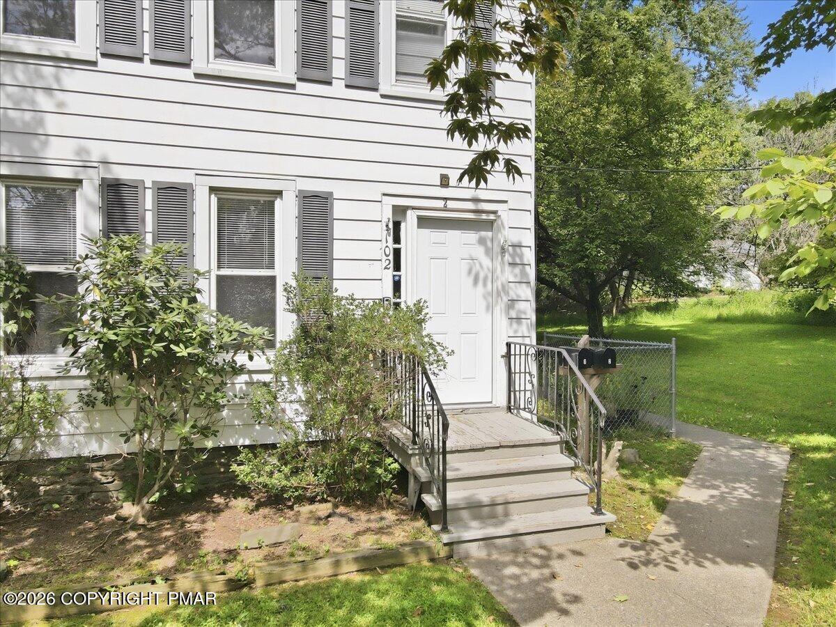 102 E Brown Street Property Photo 6