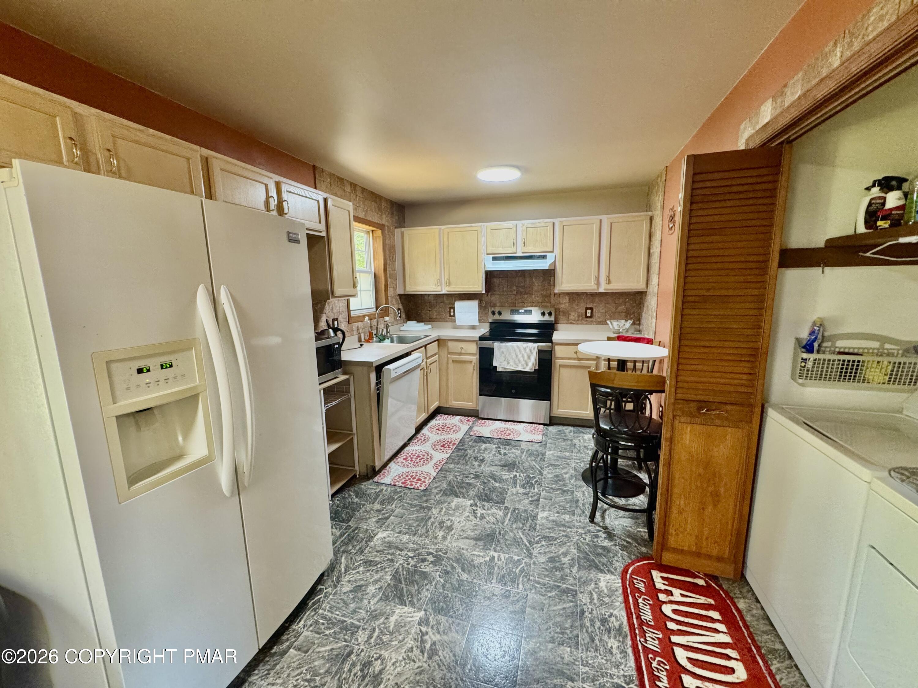 9853 Deerwood Drive Property Photo 4